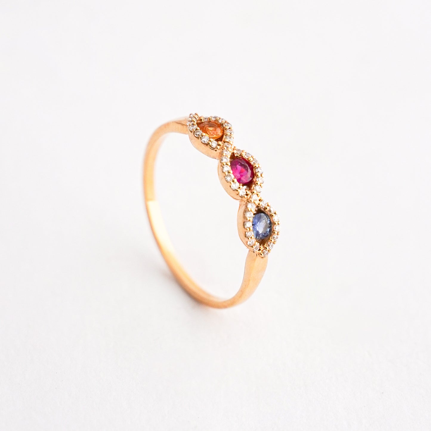 Anillo Divine Eyes con Rubí, Zafiros y diamantes en Oro 18K