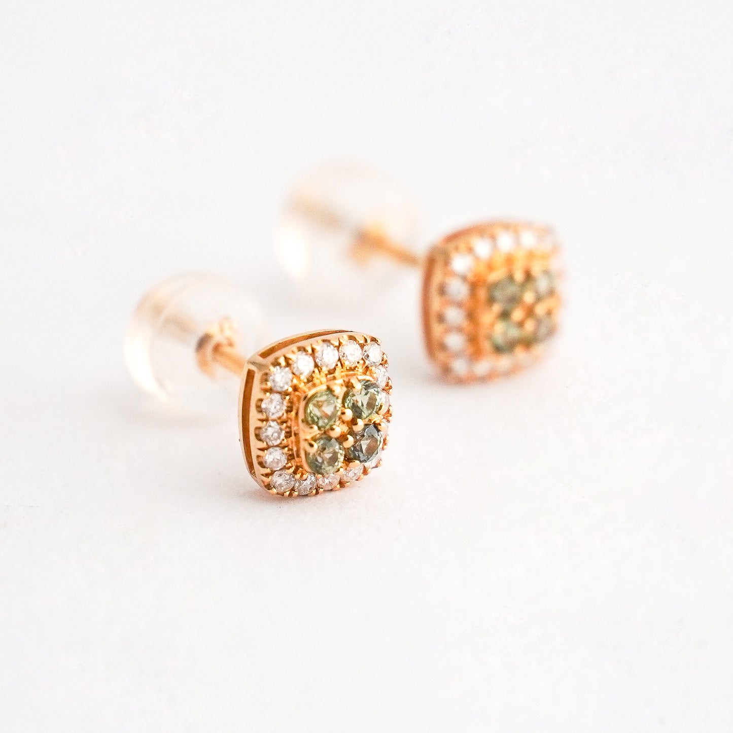 Aretes cushion fancy sapphires con diamantes naturales en Oro 18k