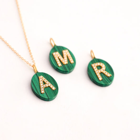 Dije de letra con diamantes naturales y malaquita natural Oro18k