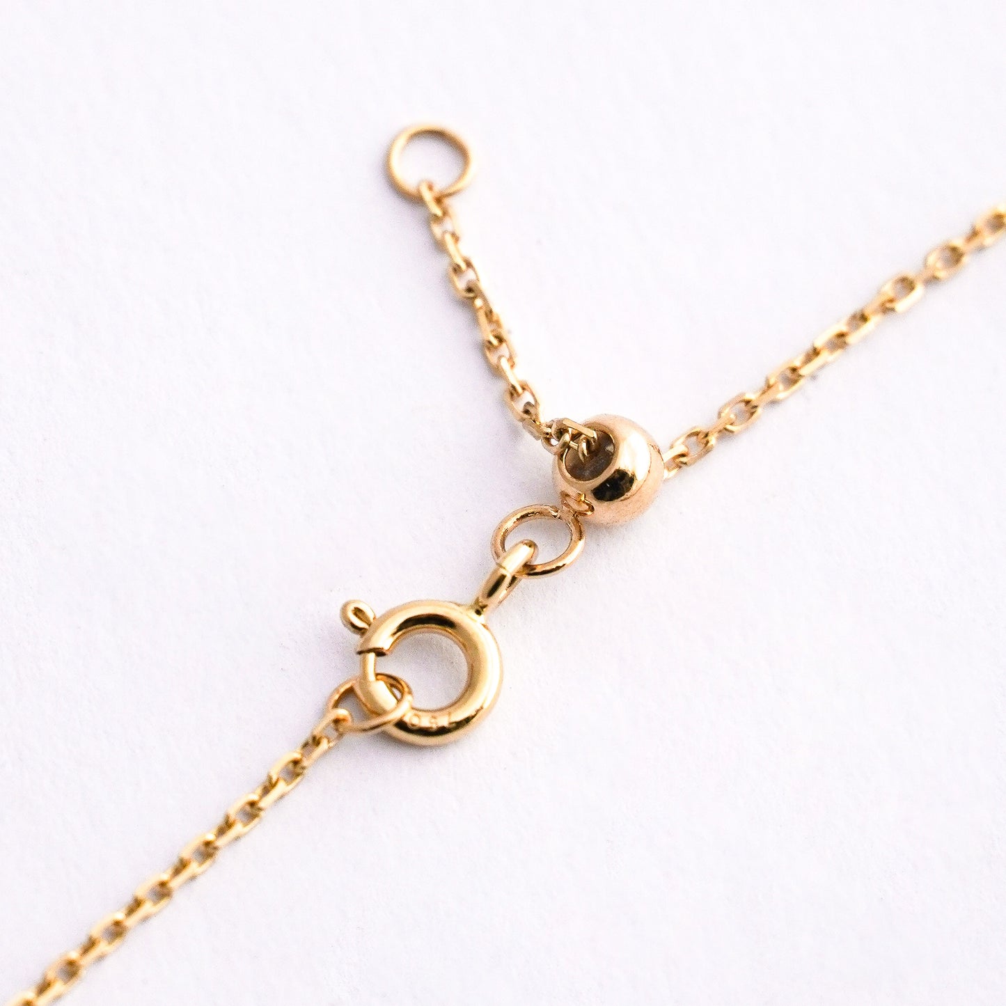 Pulsera con inicial de diamantes naturales y malaquita en Oro18k