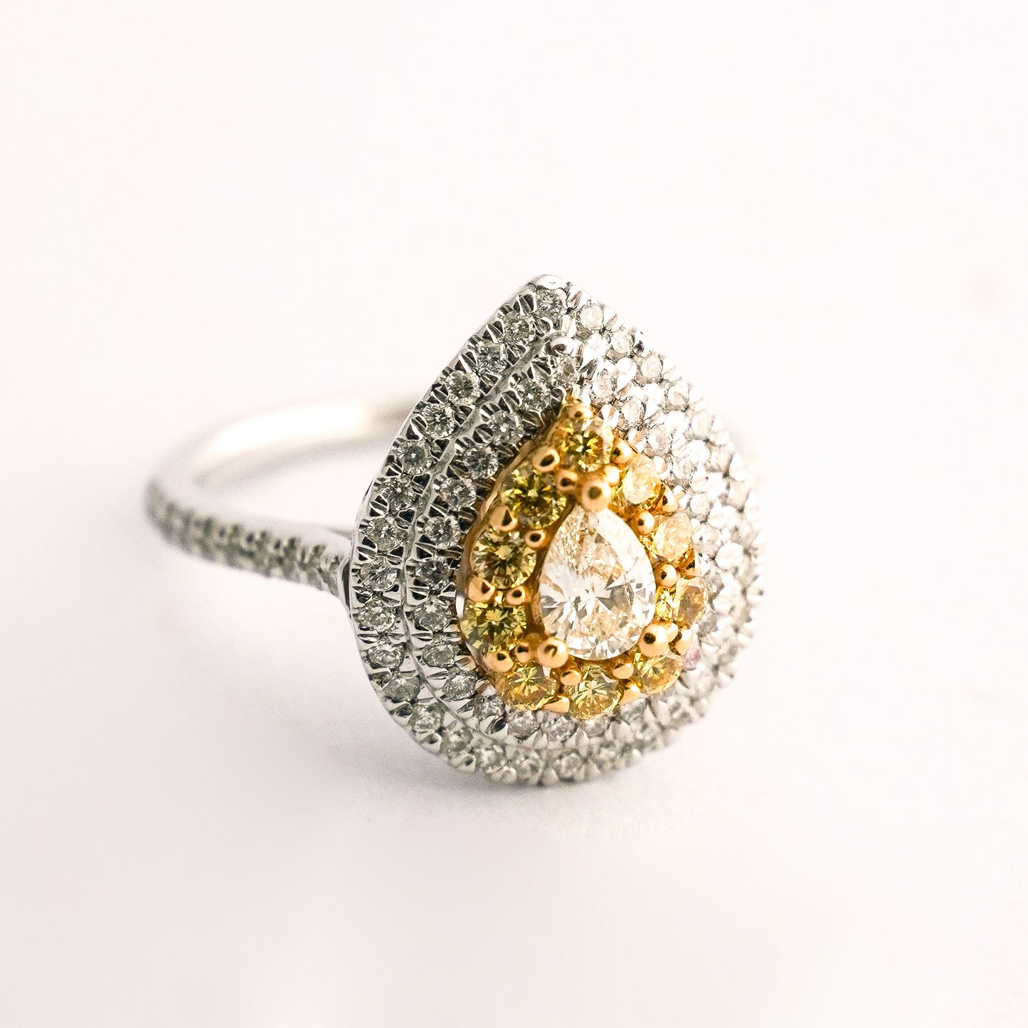 Anillo halo pera yellow diamond con diamantes naturales en Oro blanco 18k