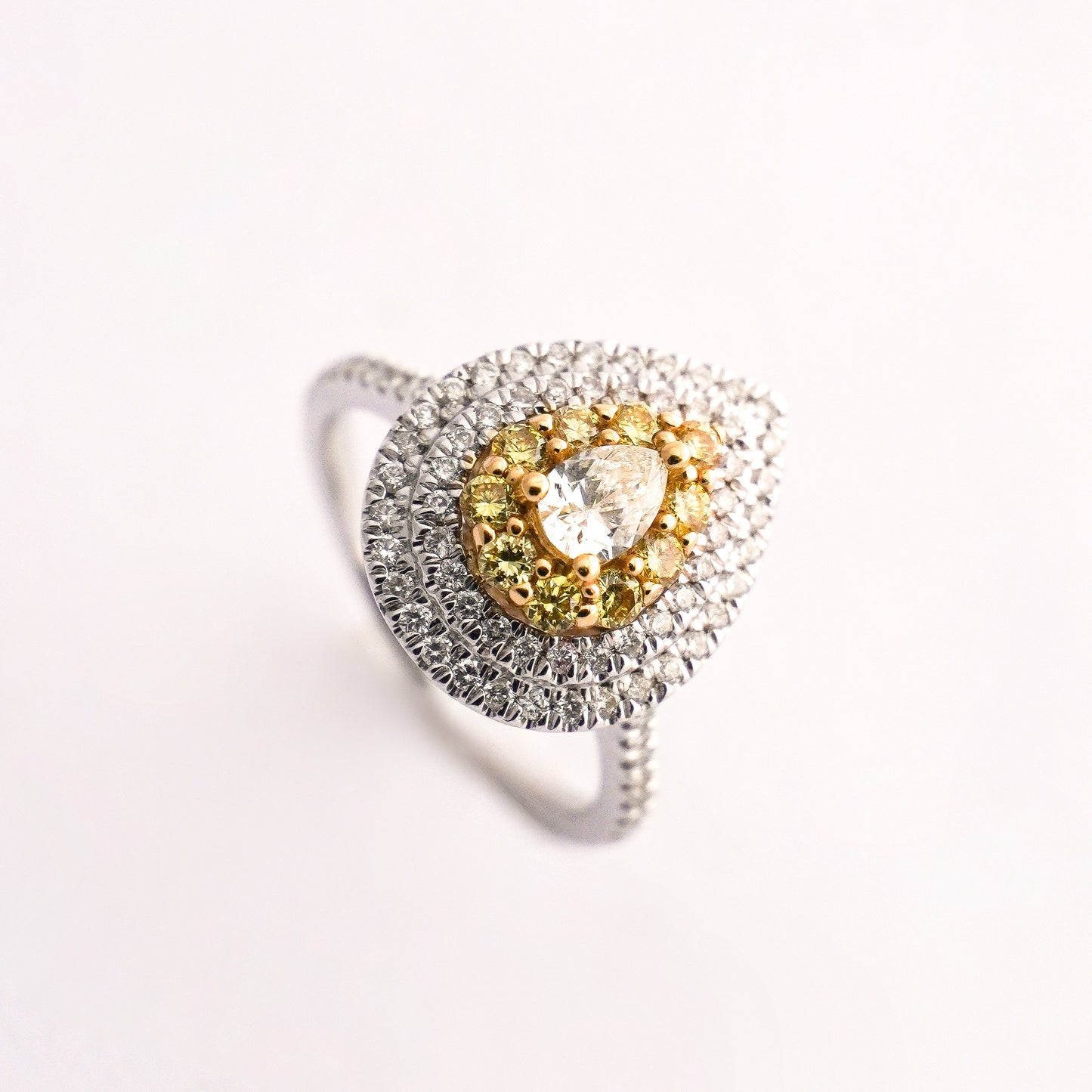 Anillo halo pera yellow diamond con diamantes naturales en Oro blanco 18k