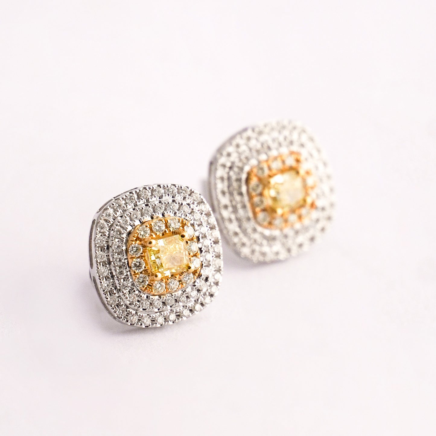Aretes cushion yellow diamond con diamantes naturales en Oro blanco 18k