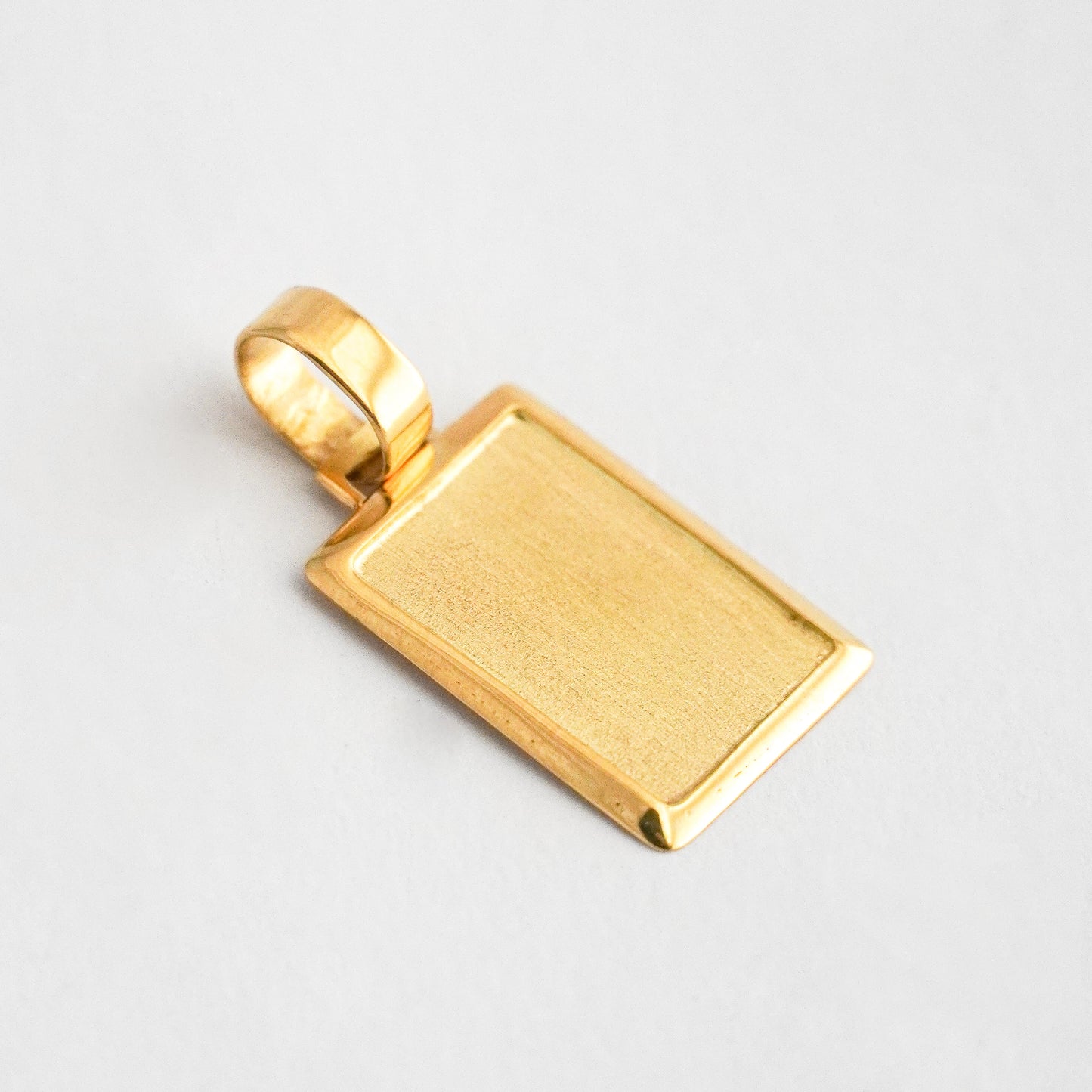 Dije placa rectangular con marco  Oro18k