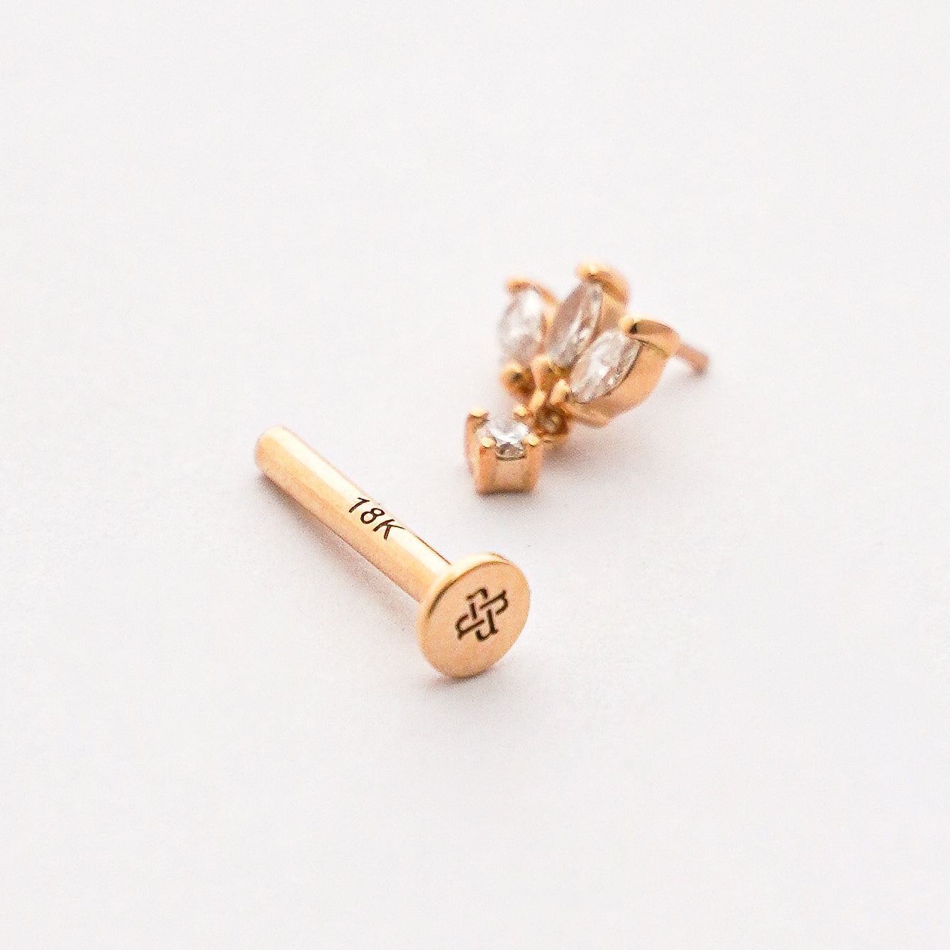 Piercing Colgante de Mini Flor de Loto con Diamantes Naturales en Oro 18K