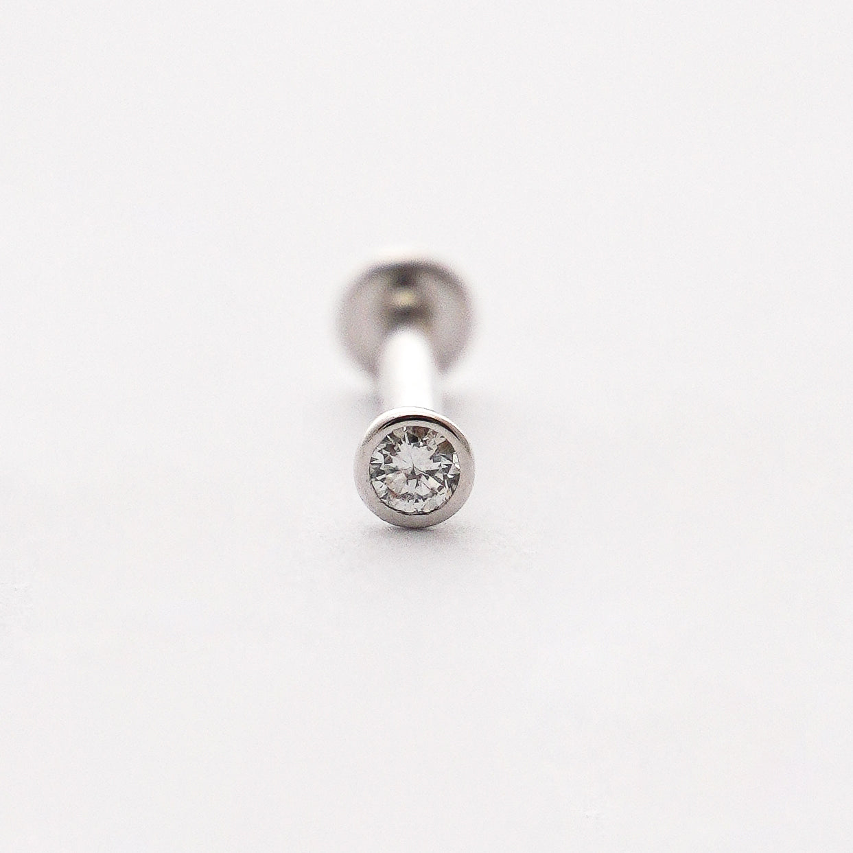 Piercing punto de luz bicelado en Oro18k blanco con diamante natural