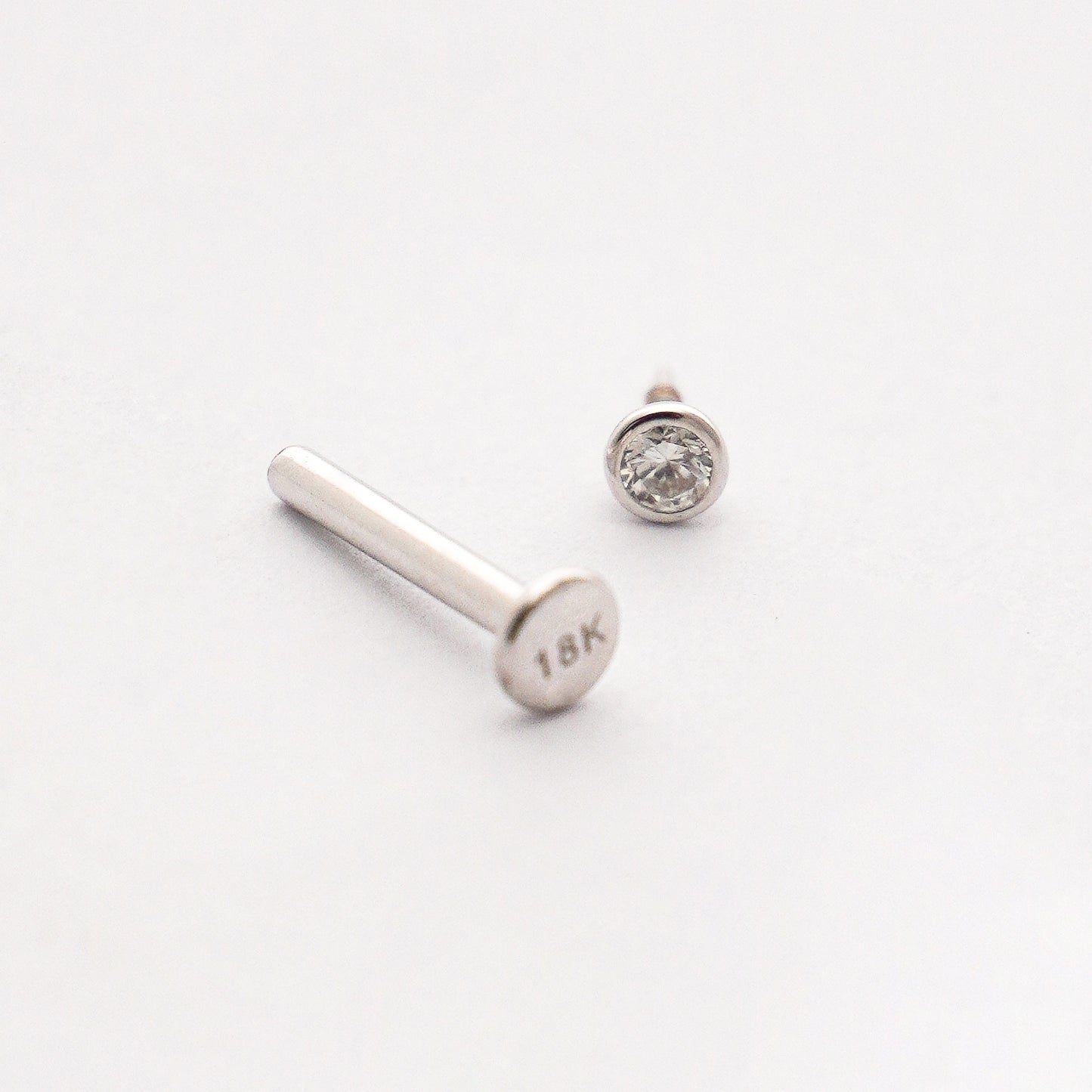 Piercing punto de luz bicelado en Oro18k blanco con diamante natural