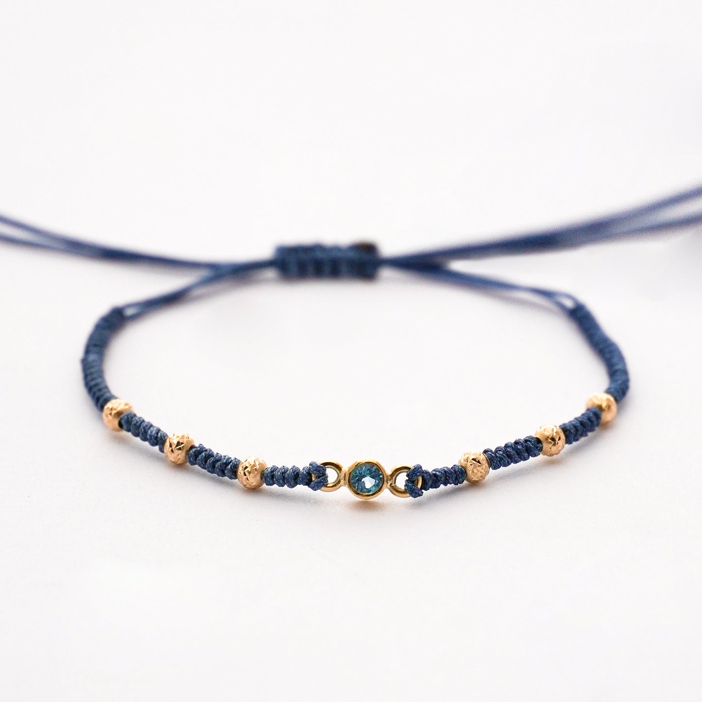 Pulsera tejida blue line con bolitas diamantadas 2.5 mm y topacio natural en Oro18k