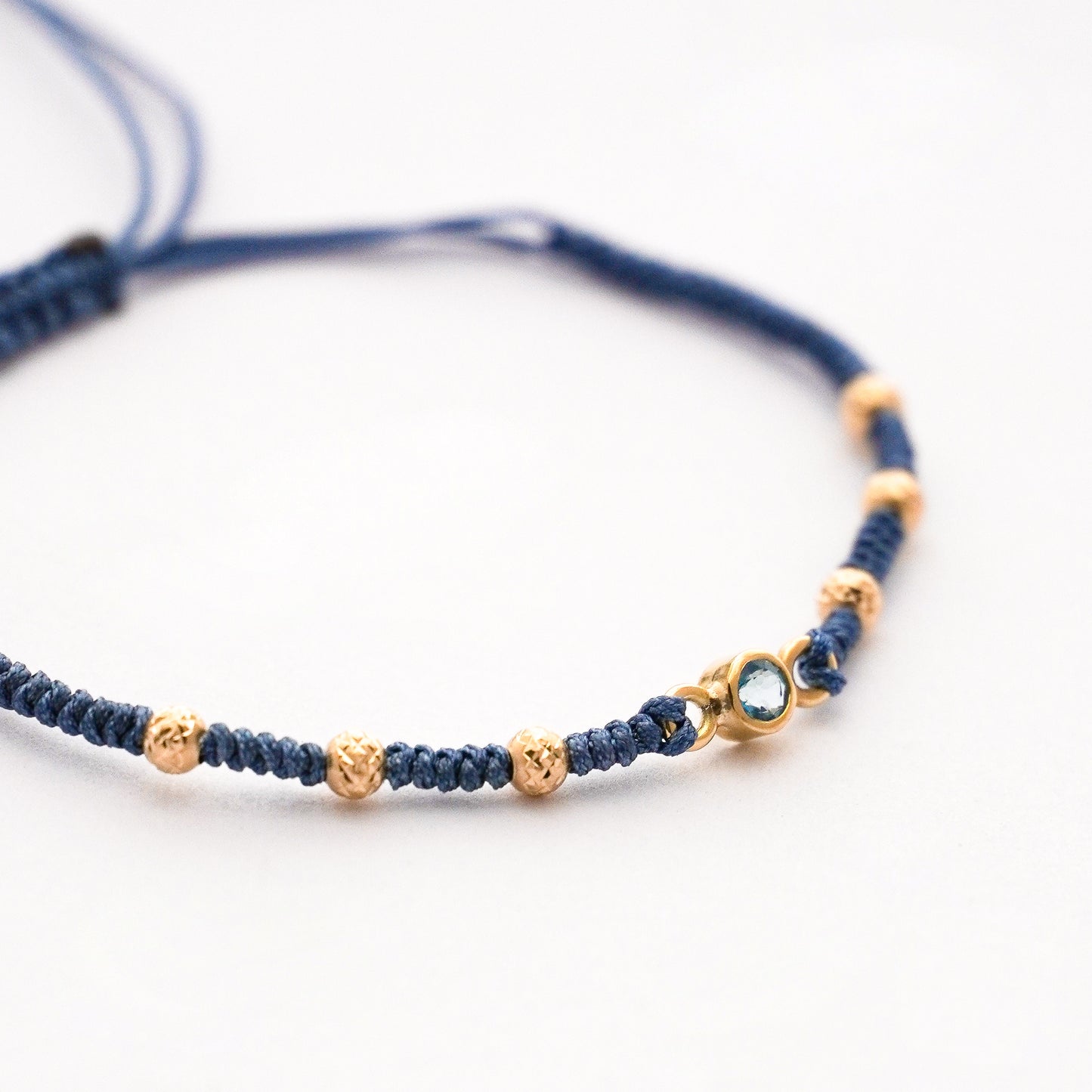 Pulsera tejida blue line con bolitas diamantadas 2.5 mm y topacio natural en Oro18k
