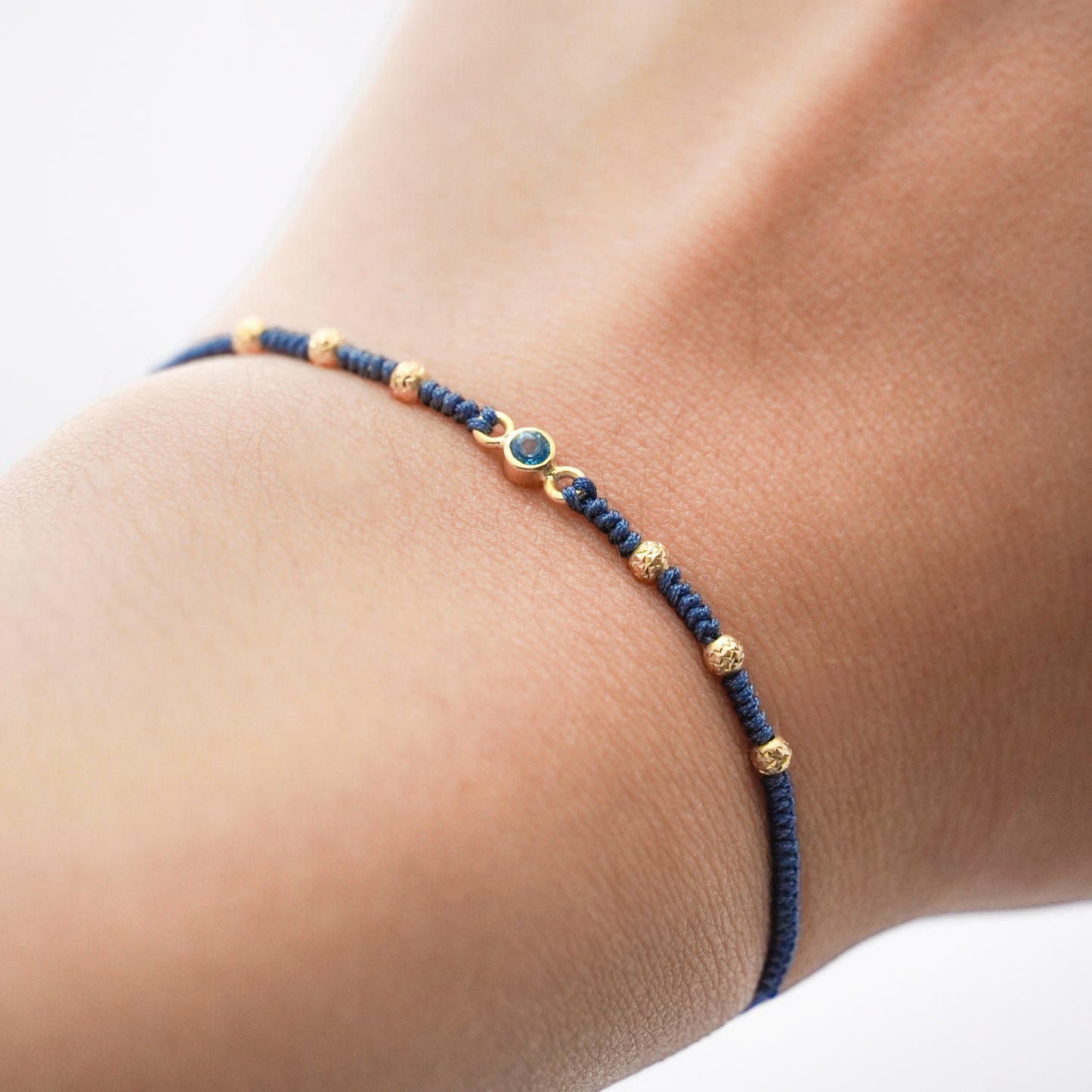 Pulsera tejida blue line con bolitas diamantadas 2.5 mm y topacio natural en Oro18k