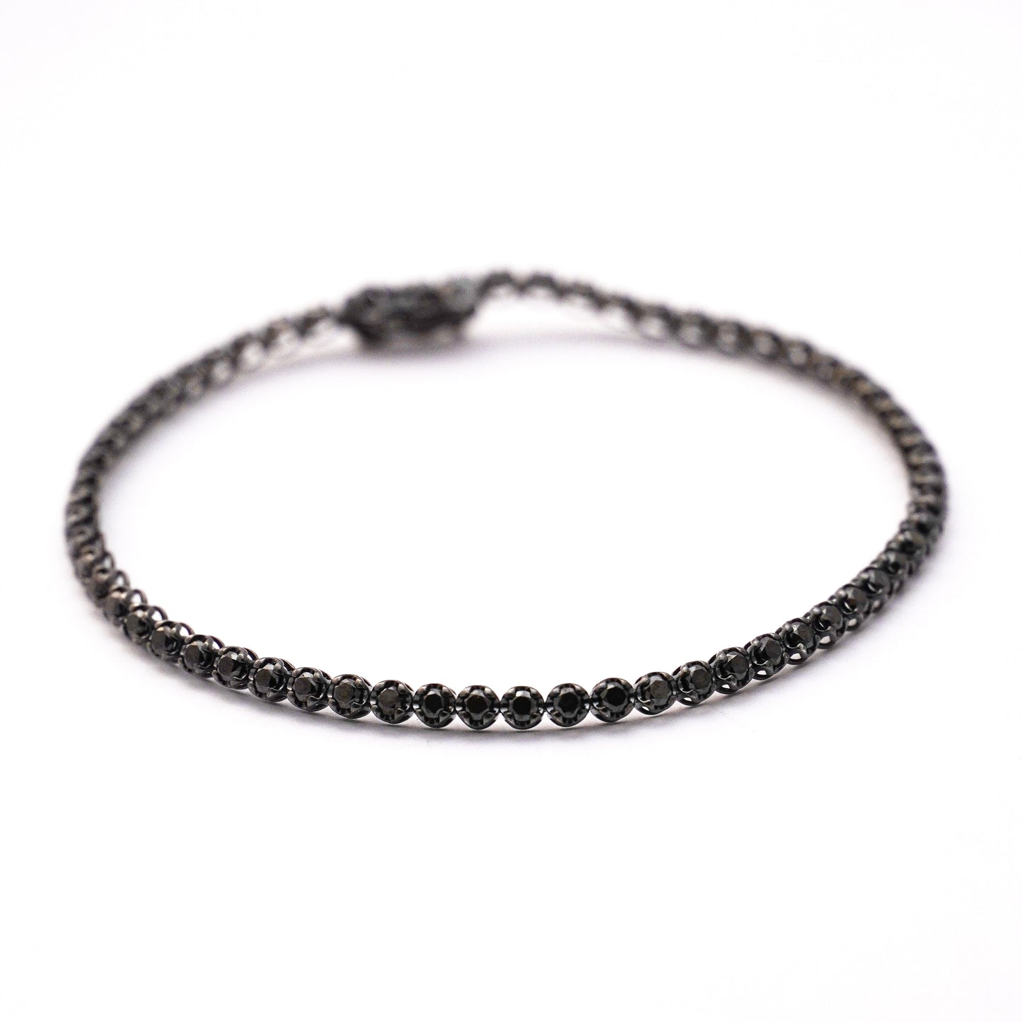 Tenis en Oro Negro 18K, estilo copa con Diamantes Negros