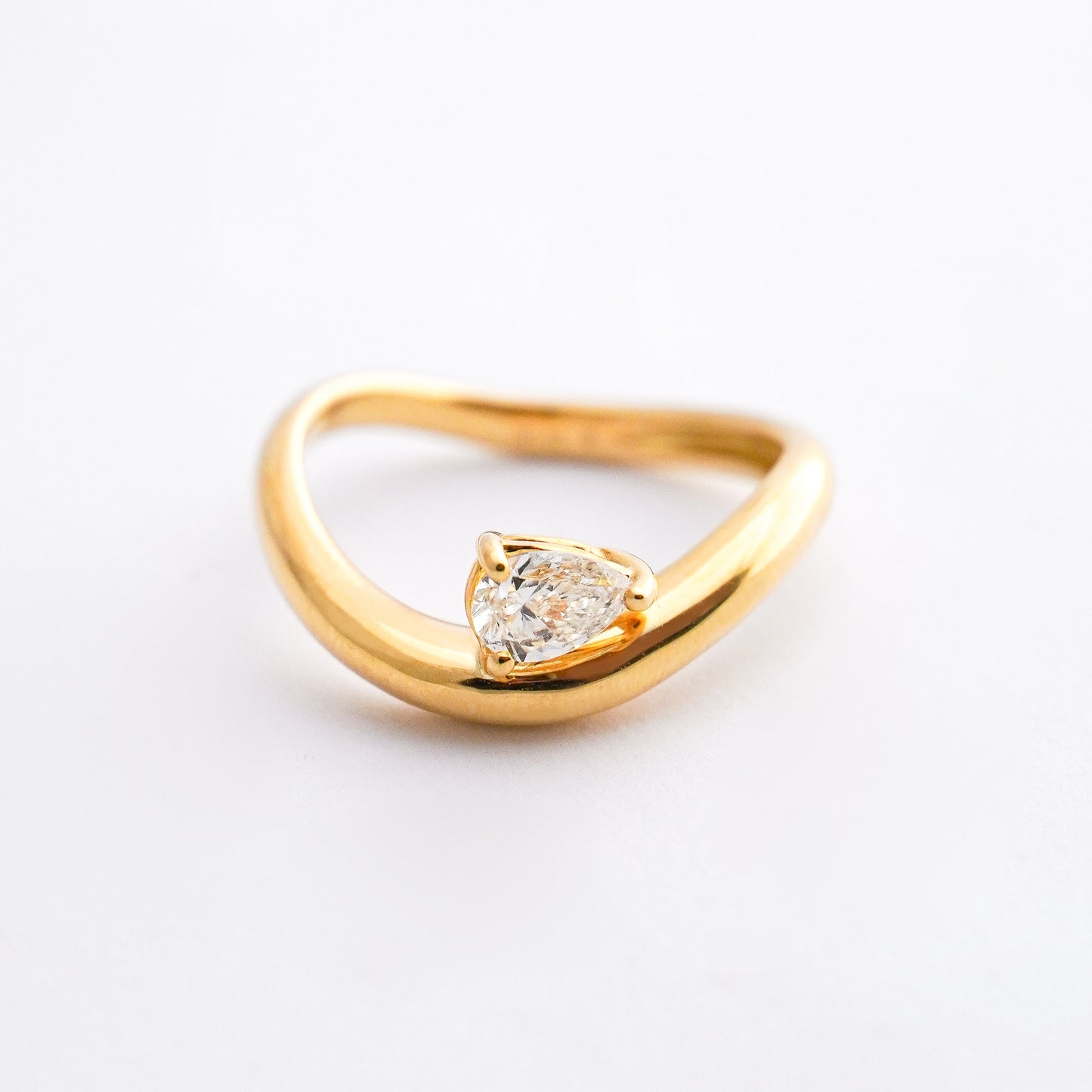 Anillo pear wave con diamante natural Oro18k