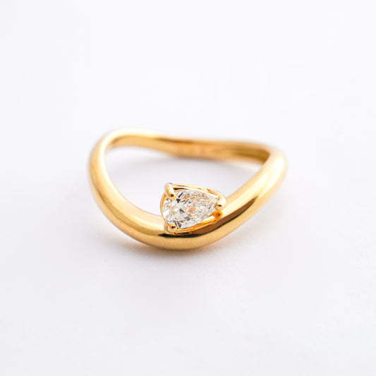 Anillo pear wave con diamante natural Oro18k