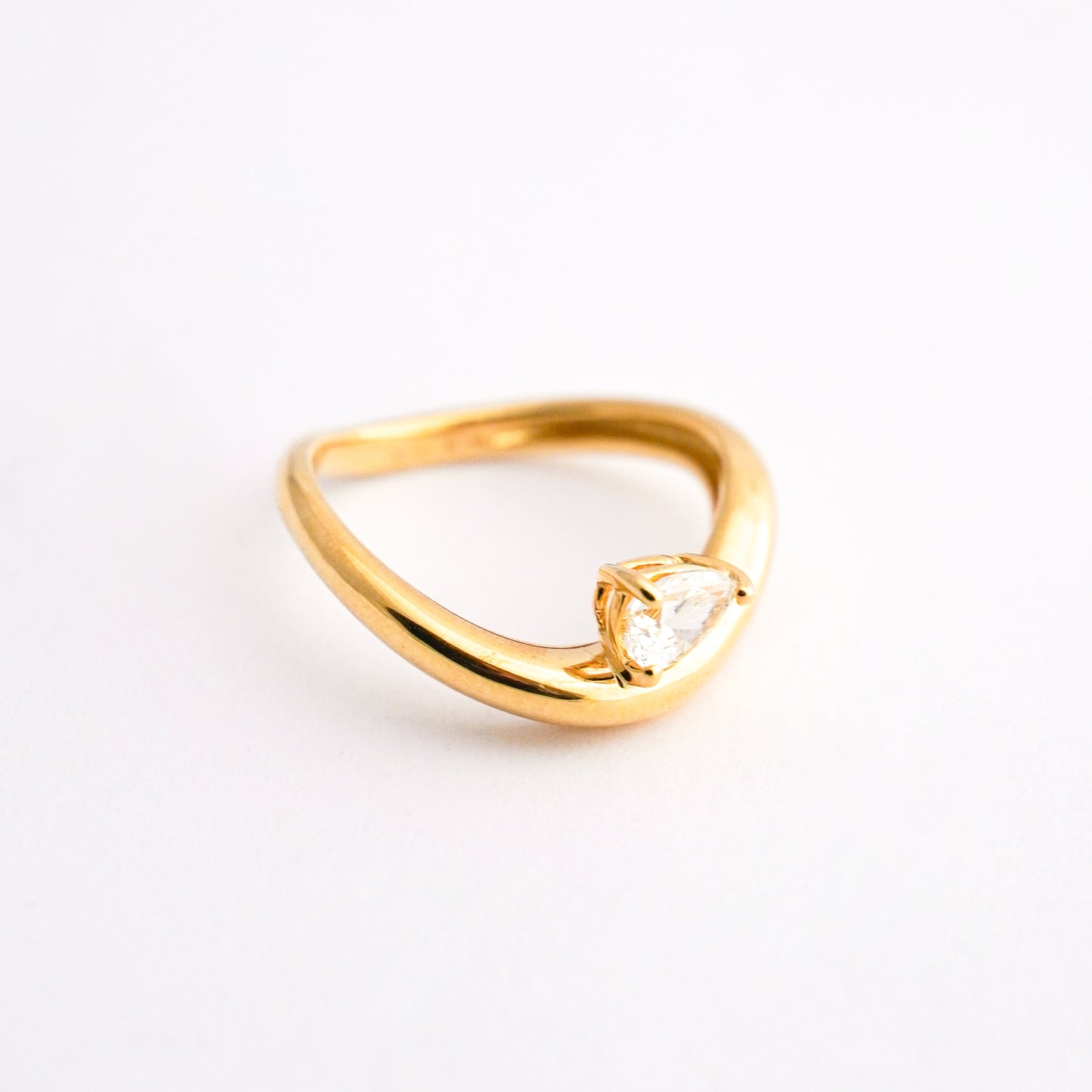 Anillo pear wave con diamante natural Oro18k