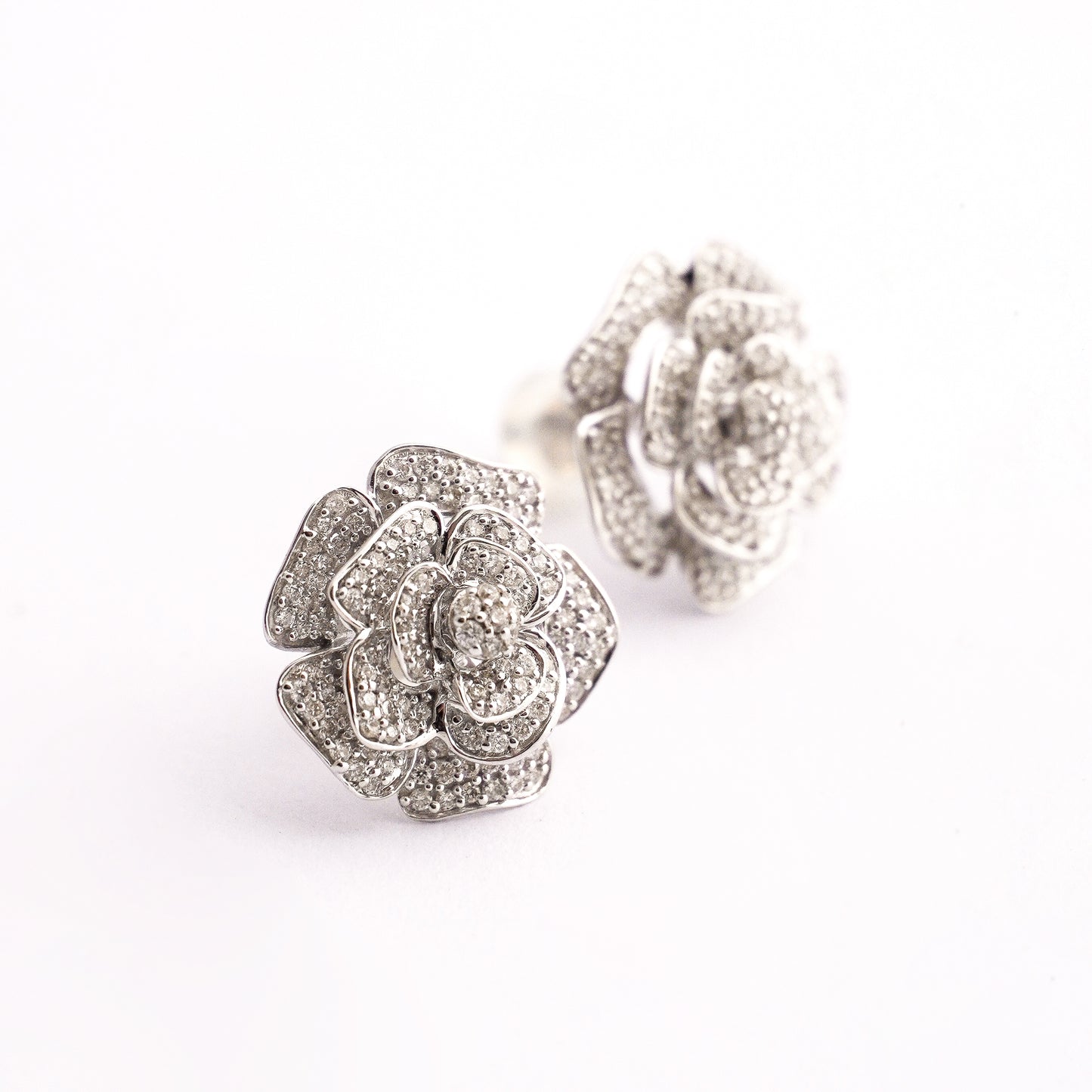 Aretes Rosas con diamantes naturales en Oro 18k Blanco