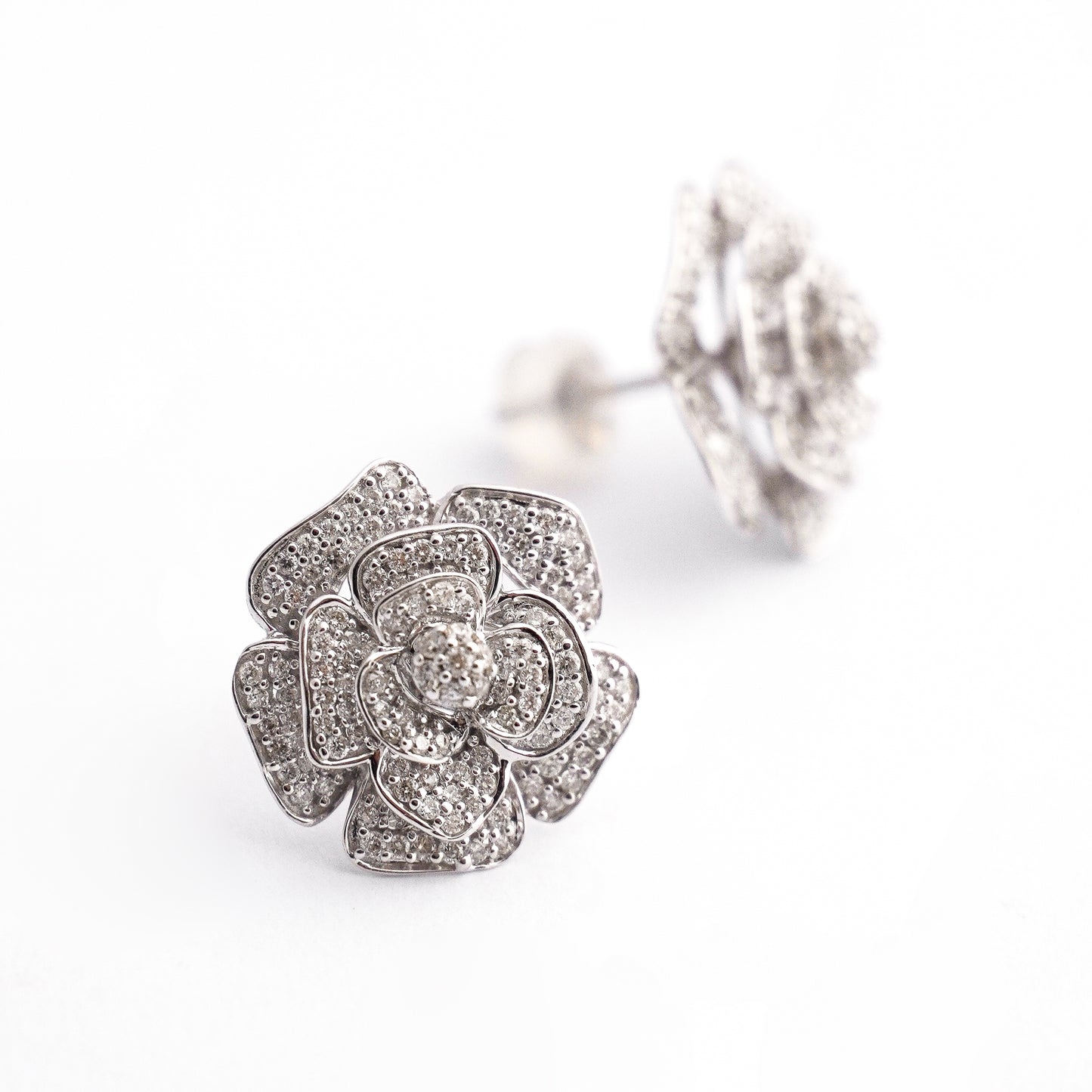 Aretes Rosas con diamantes naturales en Oro 18k Blanco