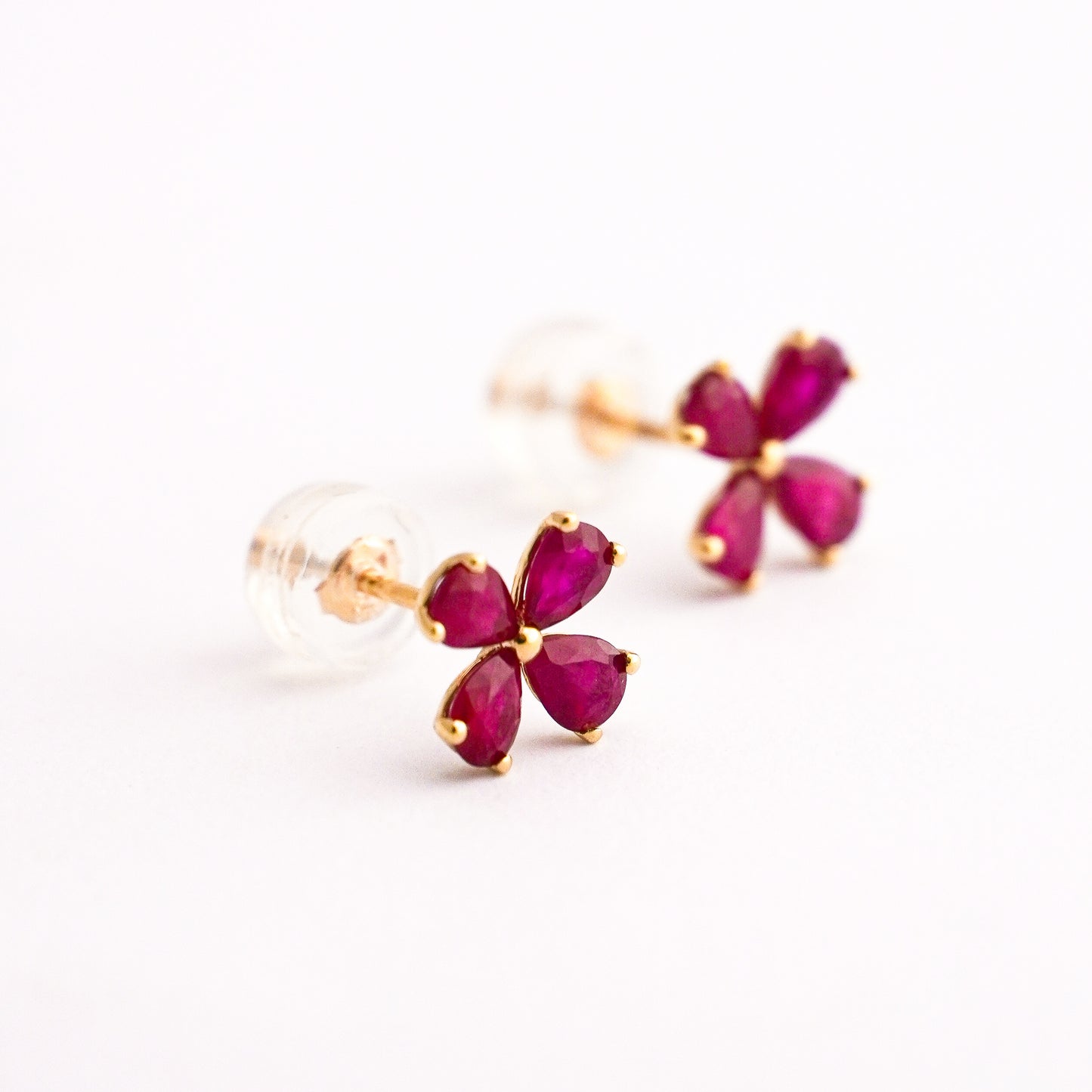 Aretes Pétalo Rubí en Oro 18k