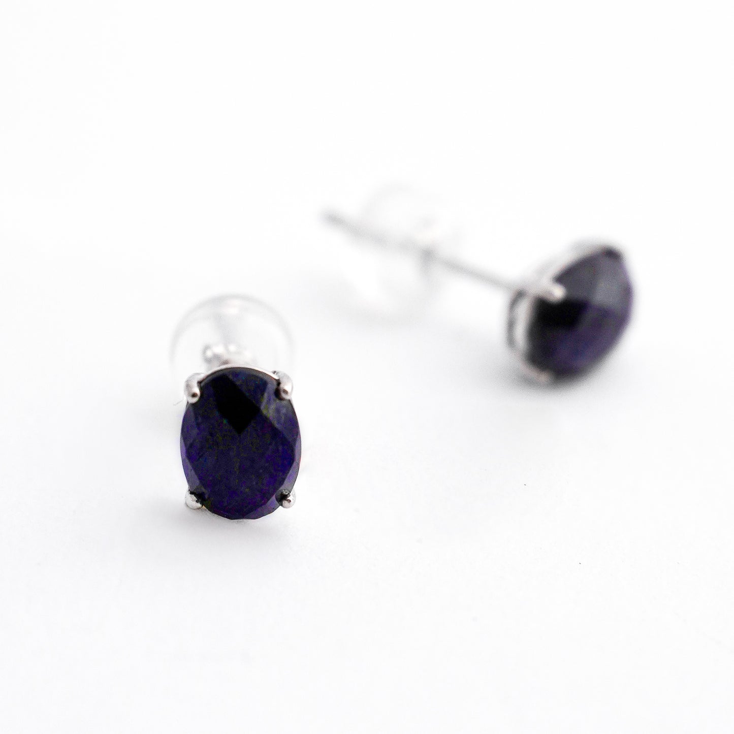 Aretes Stud Zafiro Oval Oro Blanco 18K