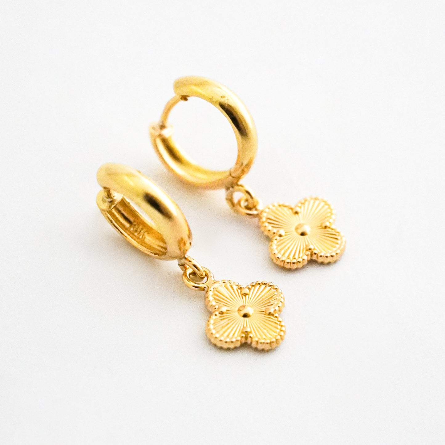 Argollas Colgantes de Trébol en Oro 18K