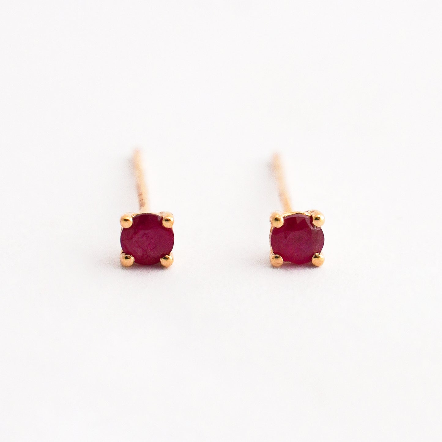 Aretes Rubí Clásico Oro 18K