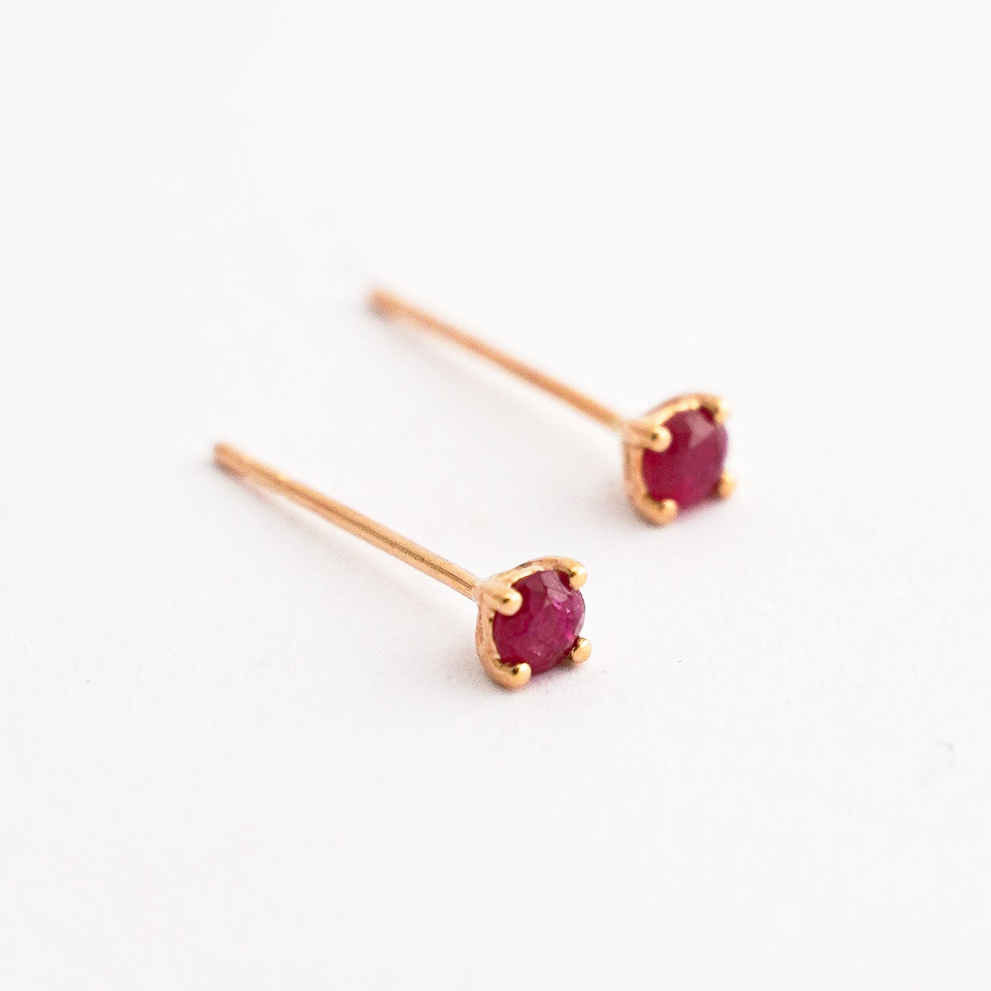 Aretes Rubí Clásico Oro 18K