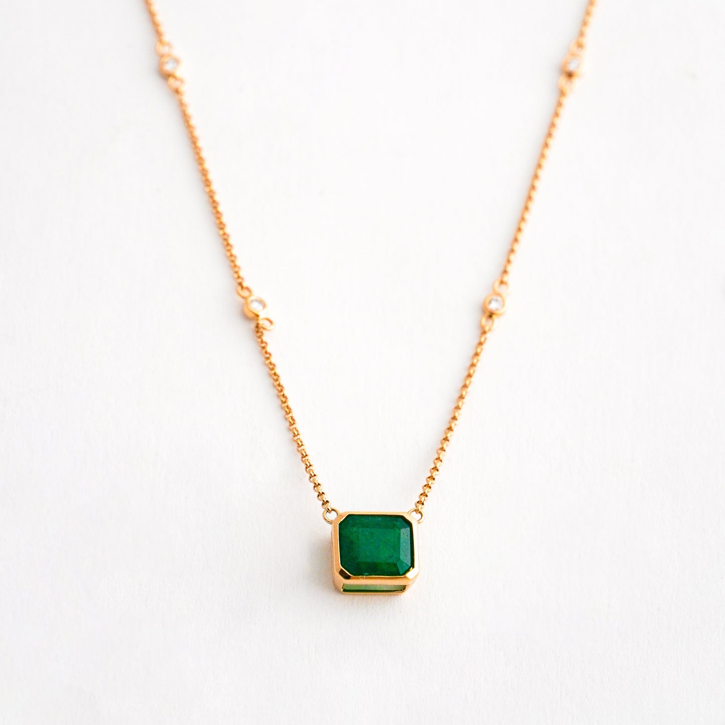 Cadena Dije Esmeralda Biselada 6 Diamantes Oro 18K