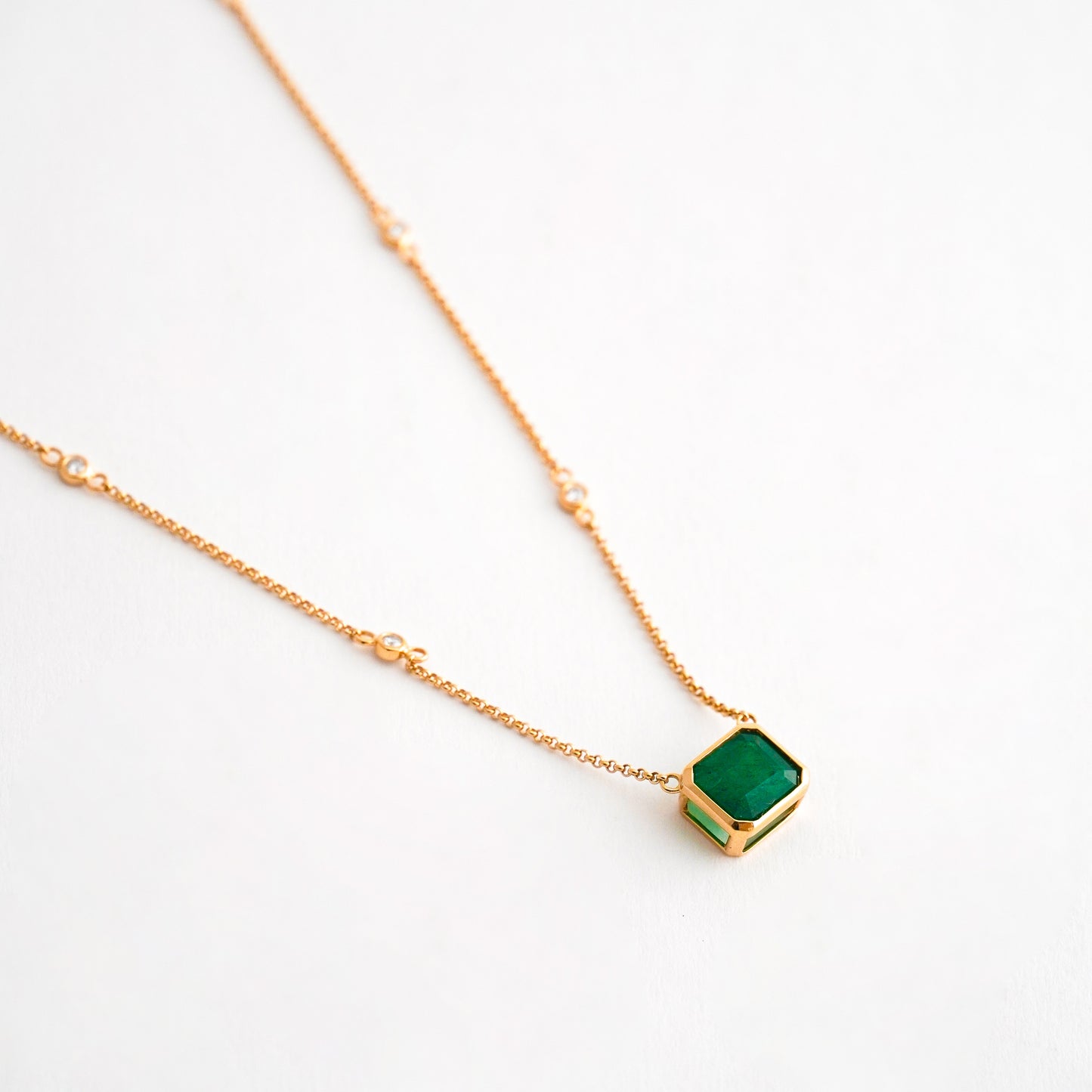 Cadena Dije Esmeralda Biselada 6 Diamantes Oro 18K