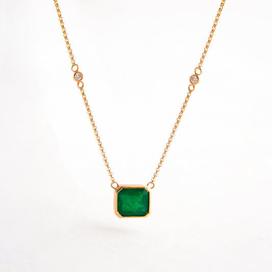 Cadena con dije de Esmeralda bicelado y 6 diamantes en Oro 18K