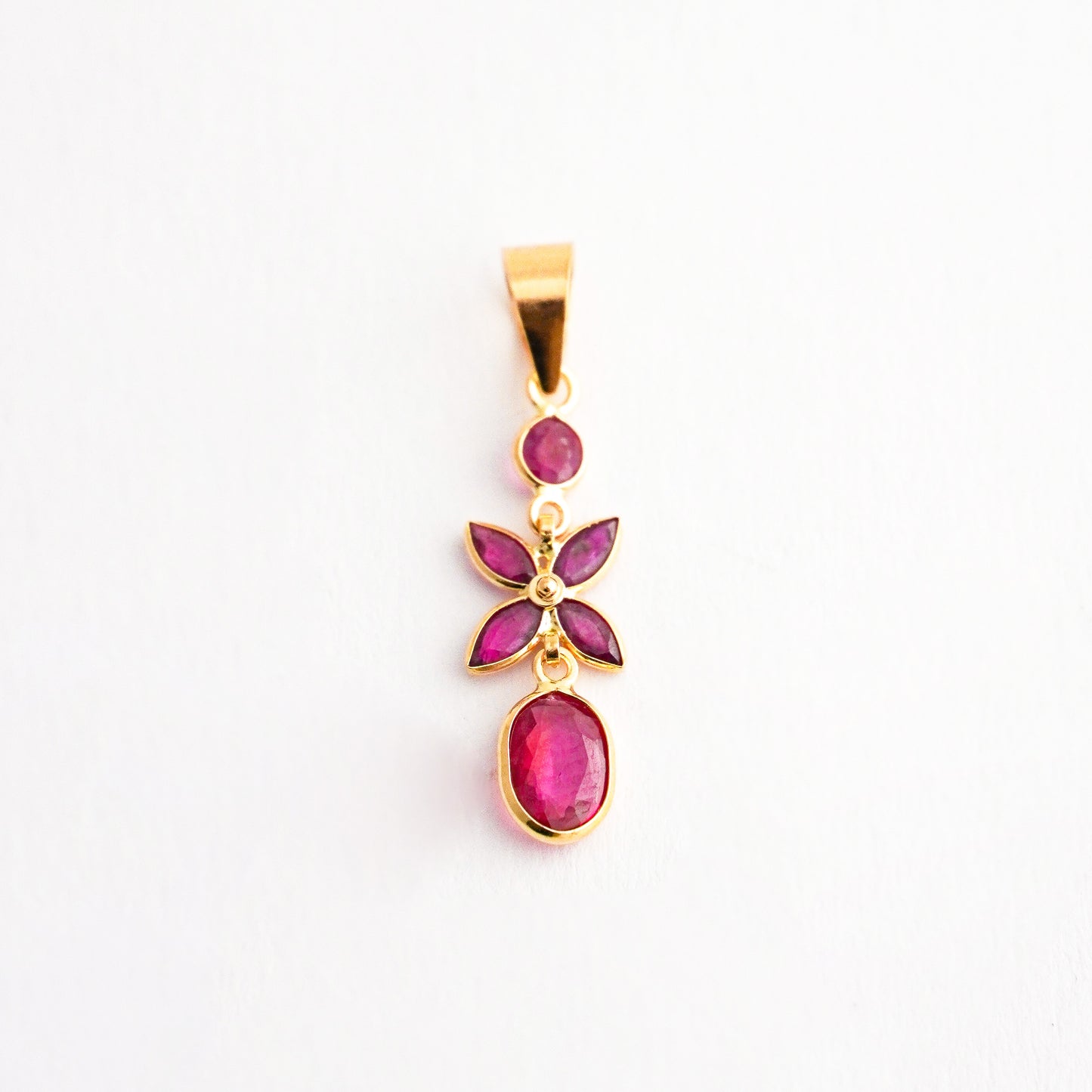 Dije Flor Rubí Oro Amarillo 18K