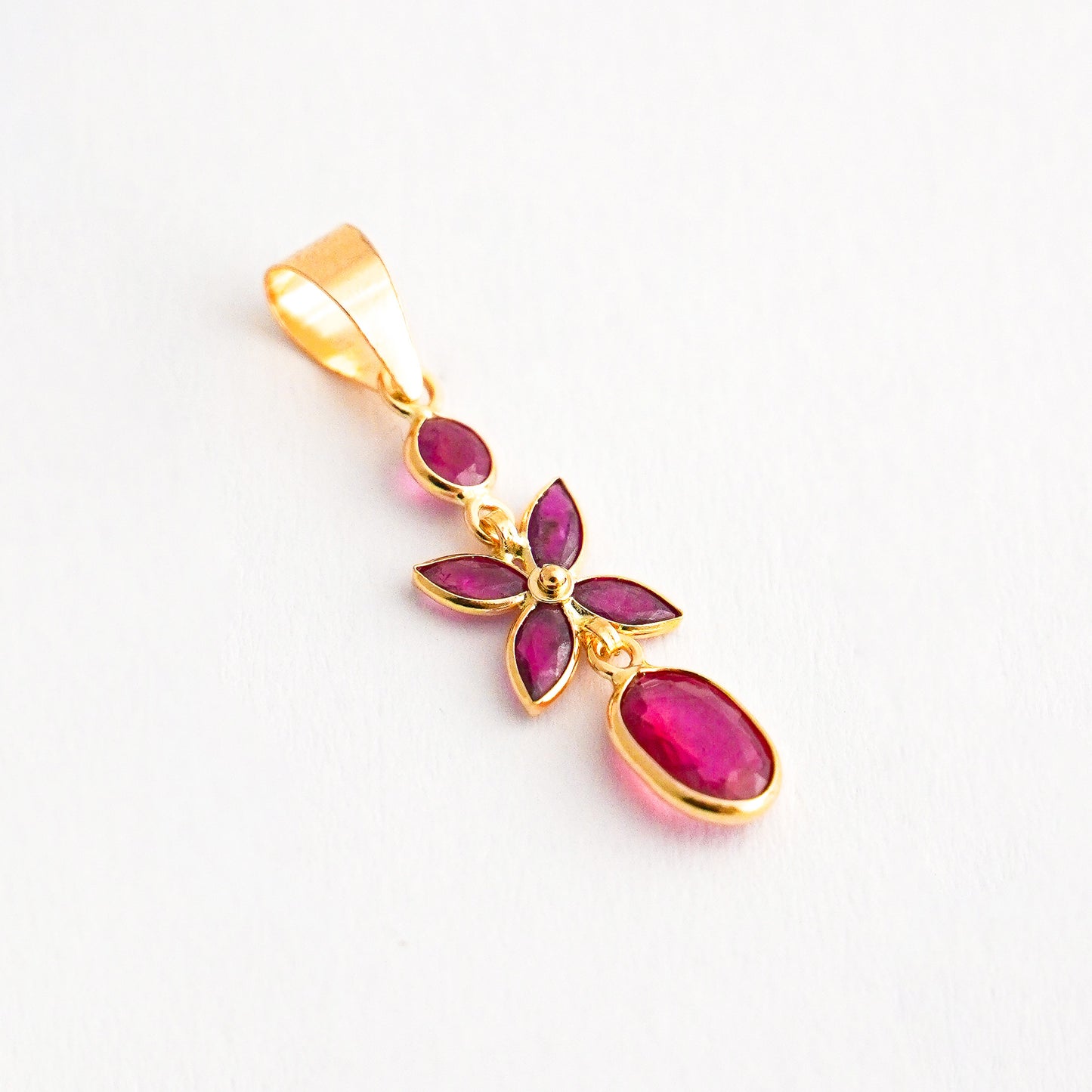 Dije Flor Rubí Oro Amarillo 18K