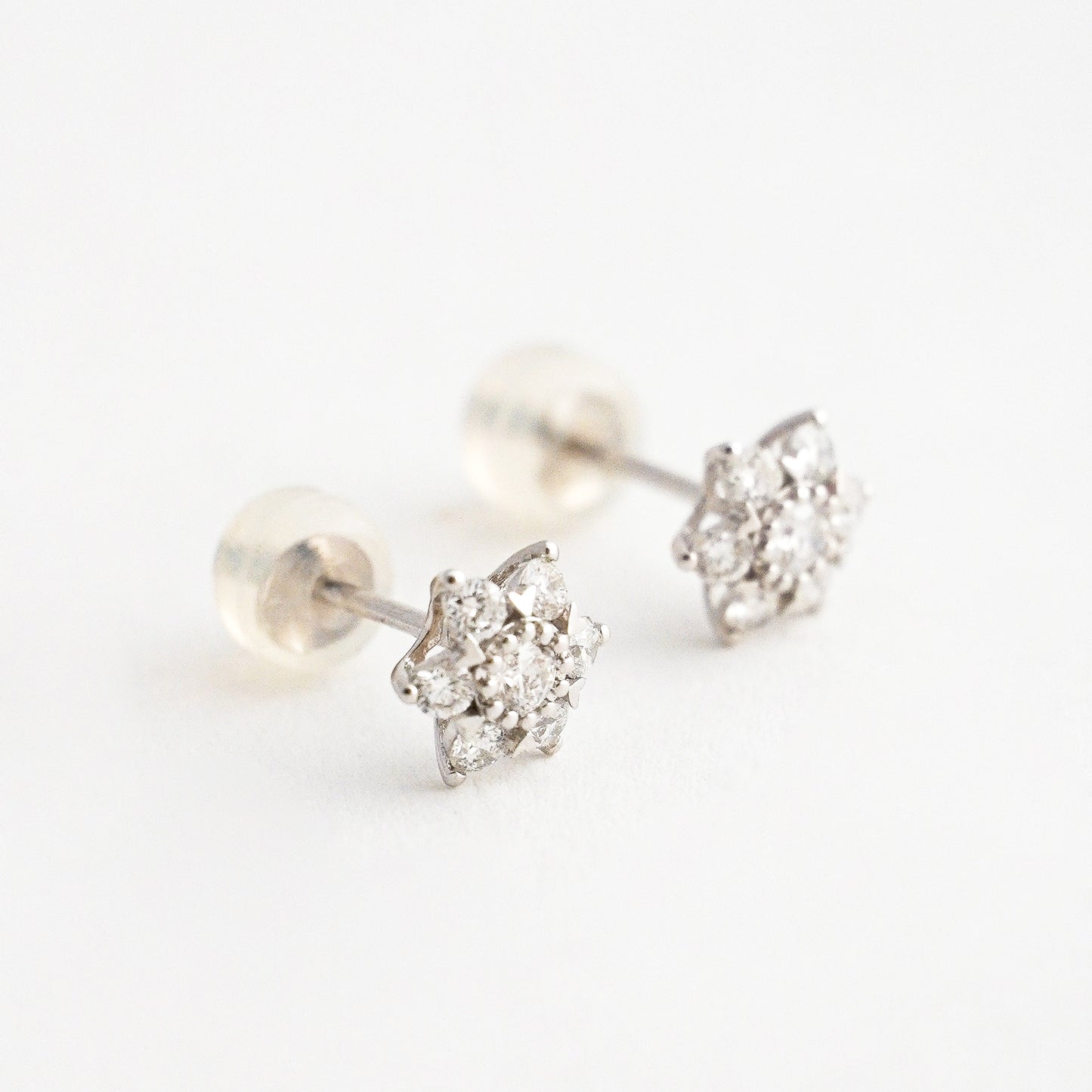 Aretes Rosetas Deluxe con diamantes naturales en Oro 18k Blanco