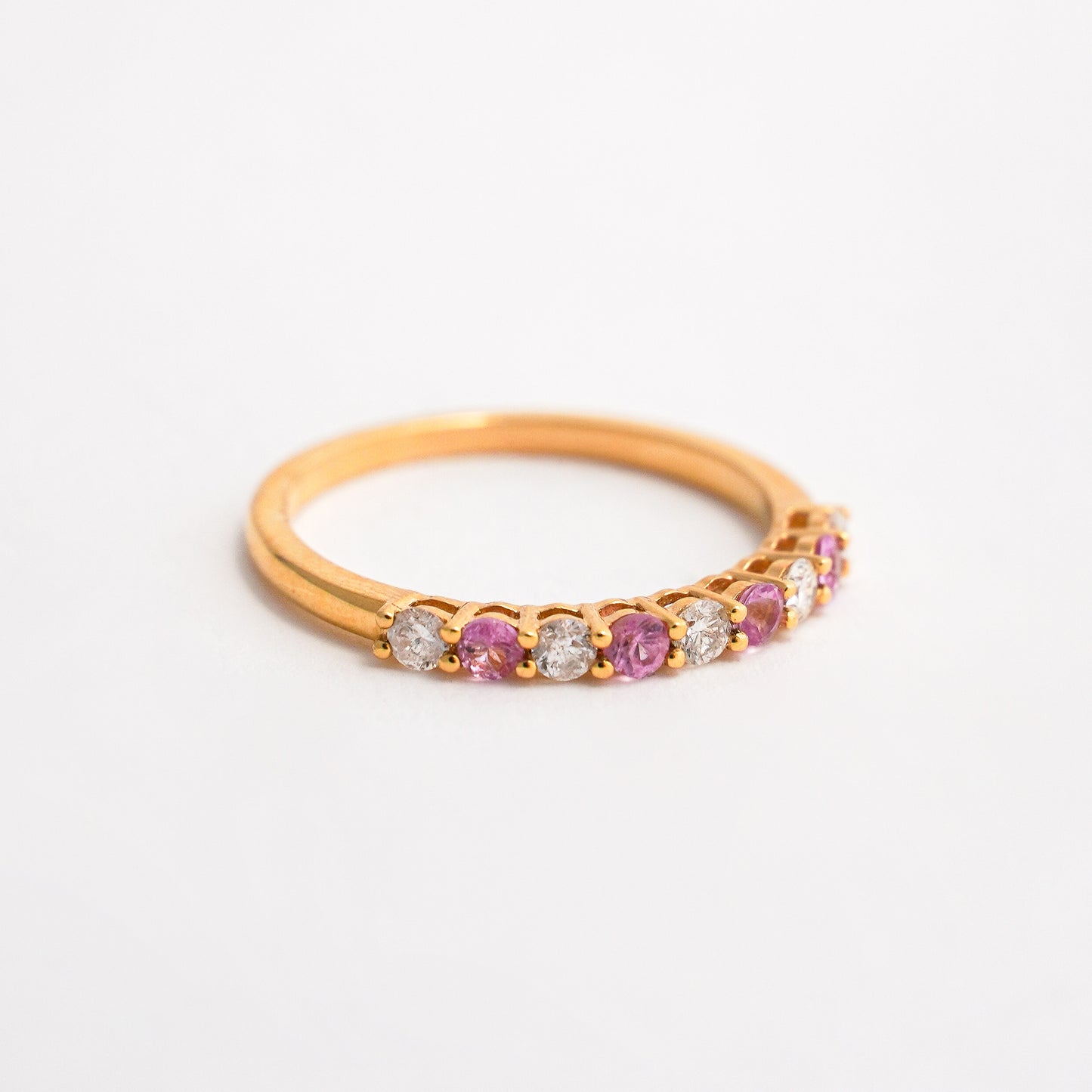 Anillo Medio Riviere zafiros rosados con diamantes naturales en Oro18k