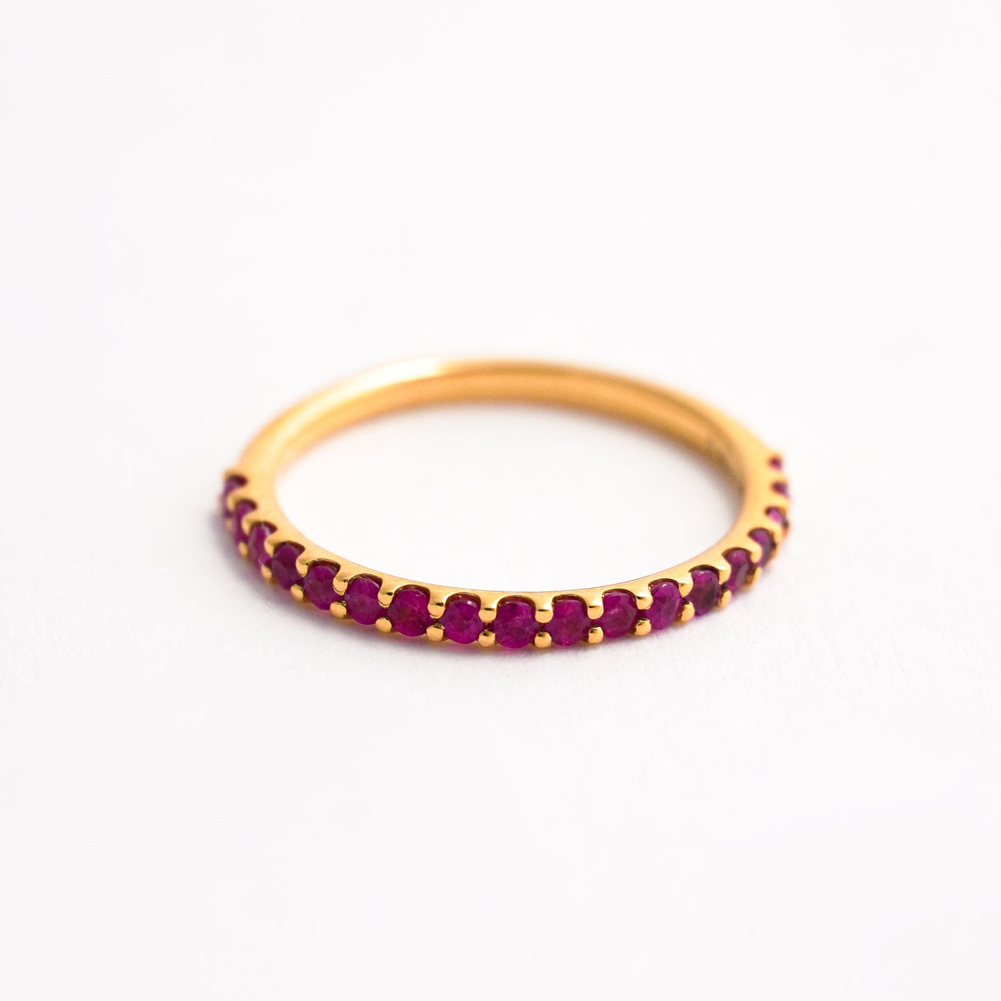Cintillo Medio Riviere con Zafiros Rosados 0.52 cts en Oro 18K