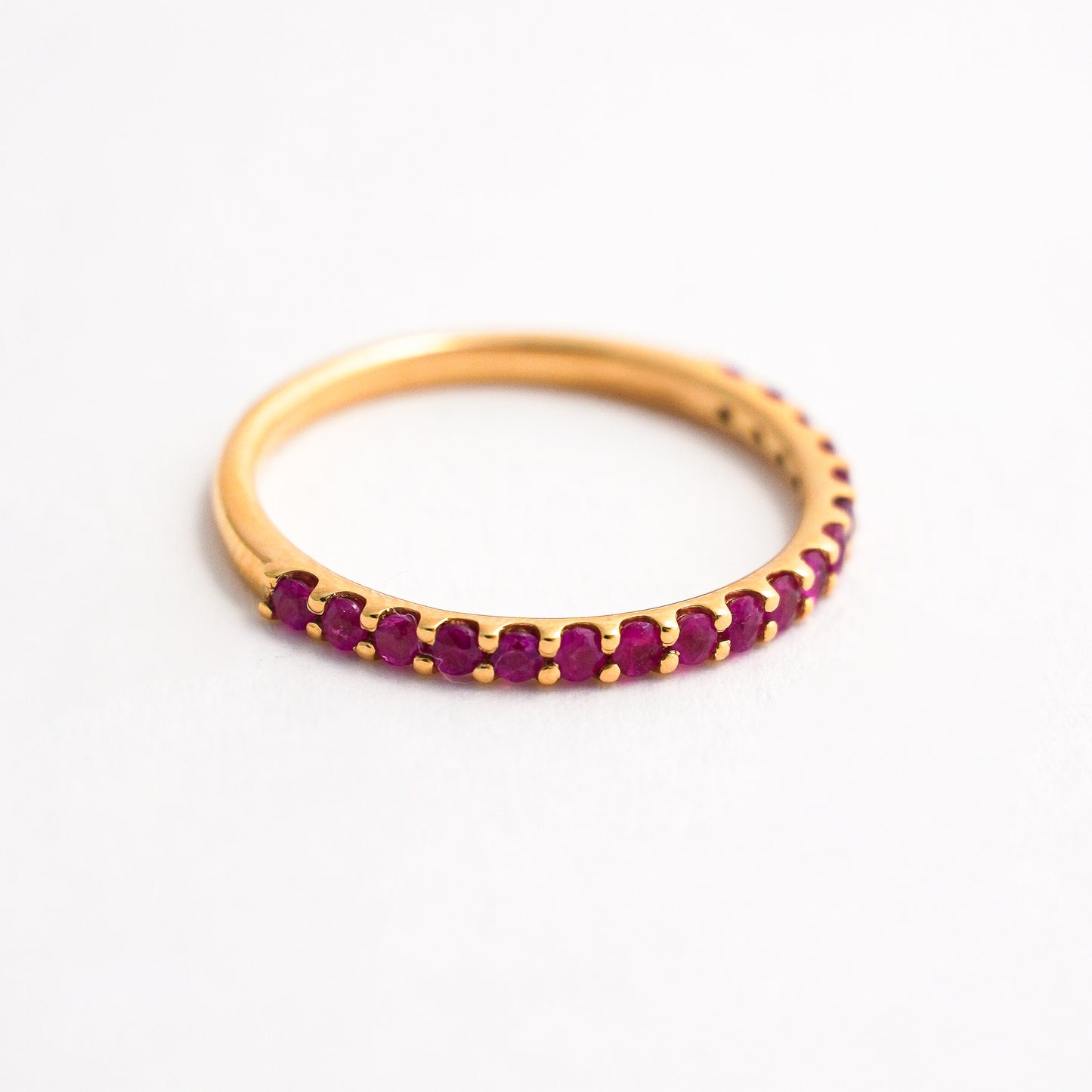 Cintillo Medio Riviere con Zafiros Rosados 0.52 cts en Oro 18K
