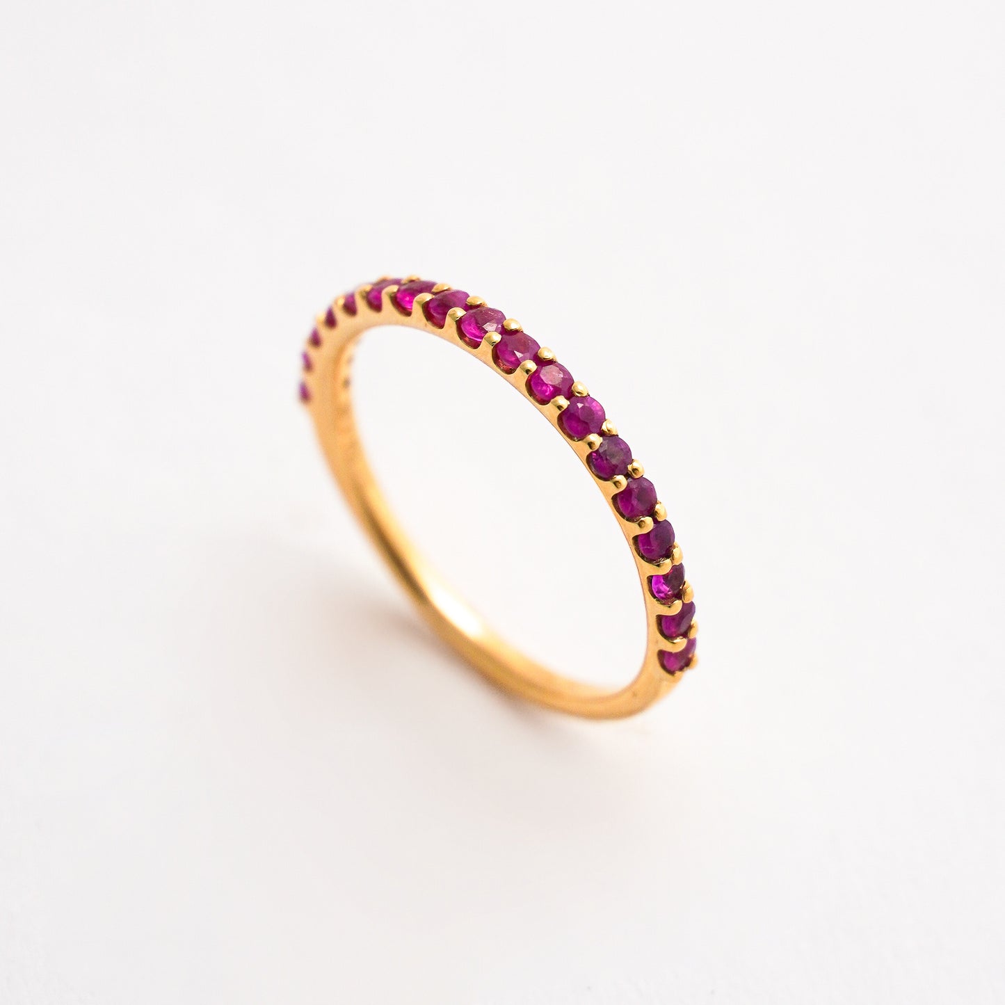 Cintillo Medio Riviere con Zafiros Rosados 0.52 cts en Oro 18K