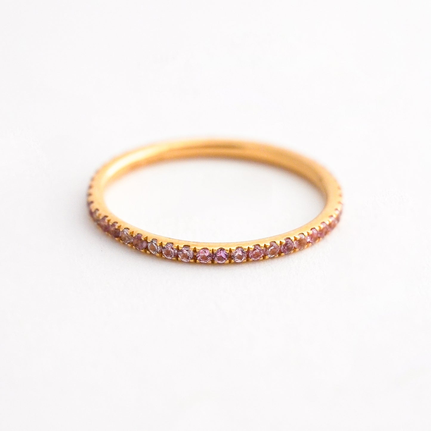 Anillo completo riviere vali con zafiros rosados en Oro 18k