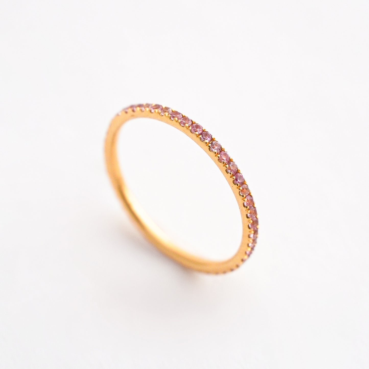 Anillo completo riviere vali con zafiros rosados en Oro 18k