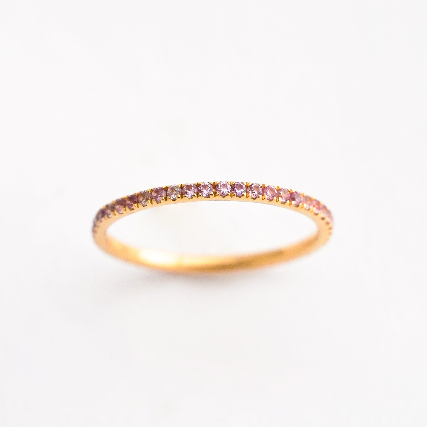 Anillo completo riviere vali con zafiros rosados en Oro 18k