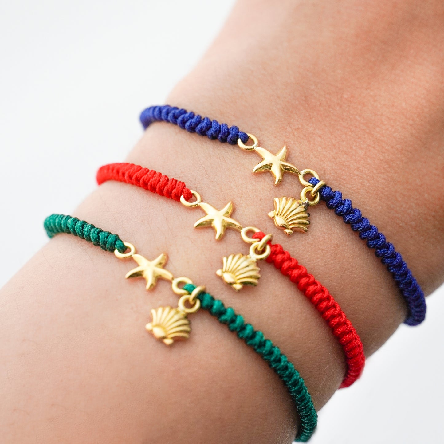 Pulsera tejida estrellita y conchita de mar en Oro18k