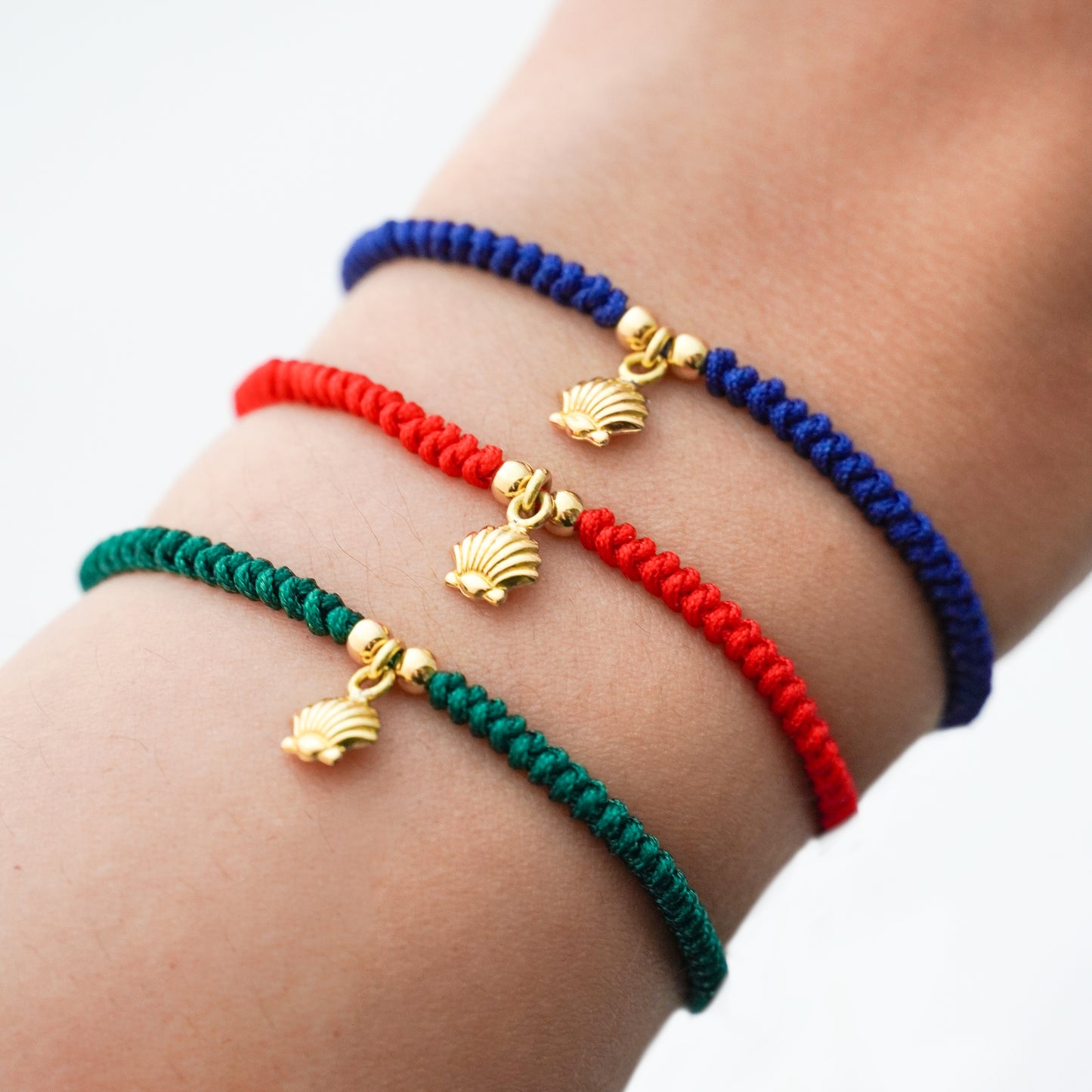 Pulsera tejida conchita de mar con dos bolitas en Oro18k