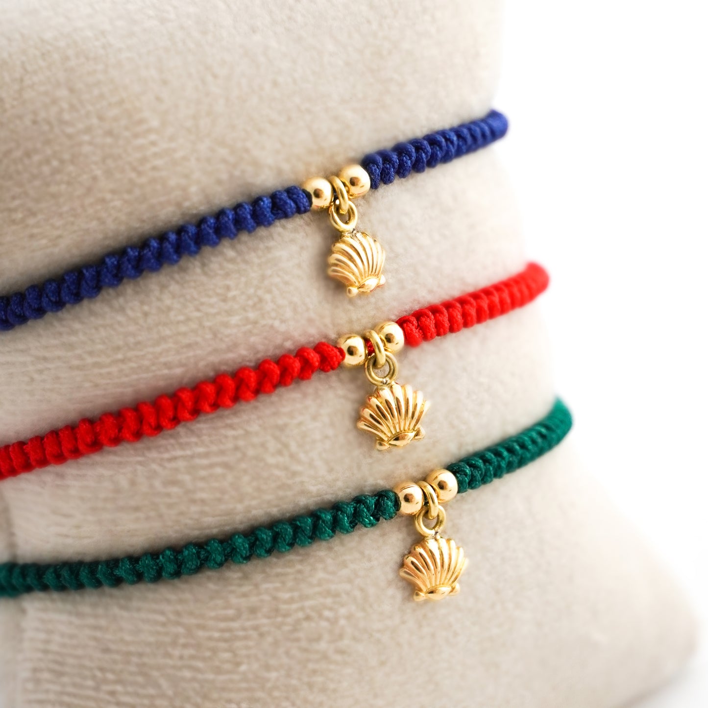 Pulsera tejida conchita de mar con dos bolitas en Oro18k