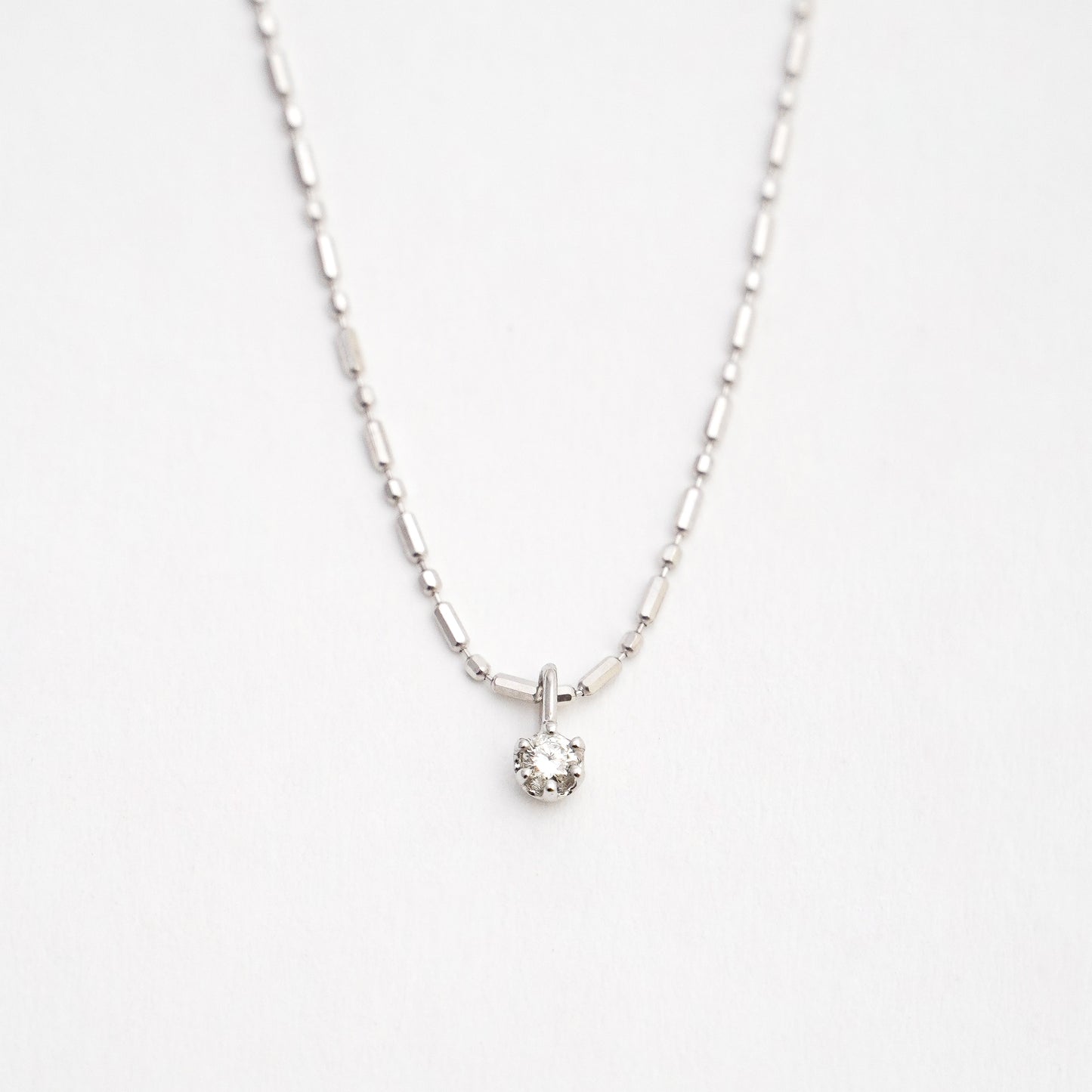 Cadena punto y coma con mini charm diamante natural 0.05 cts en Oro 18k blanco