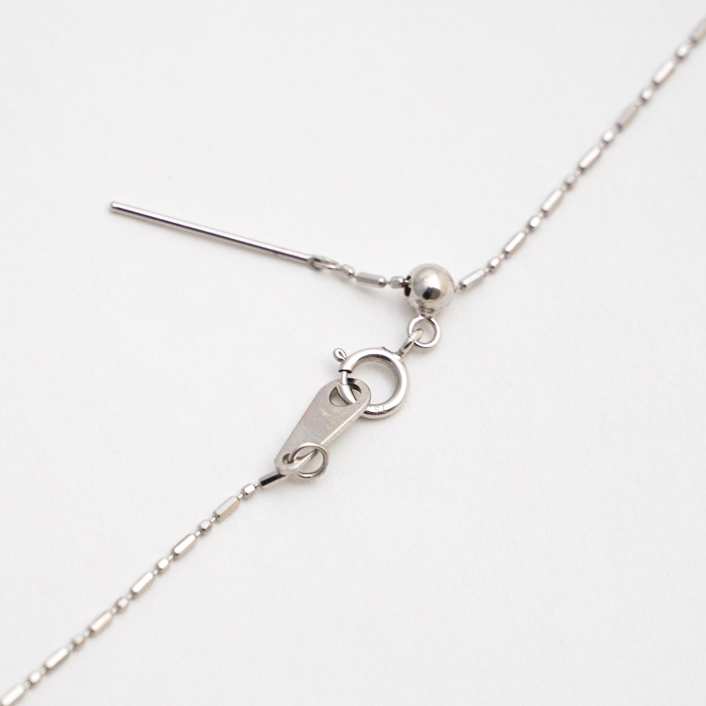 Cadena punto y coma con mini charm diamante natural 0.05 cts en Oro 18k blanco