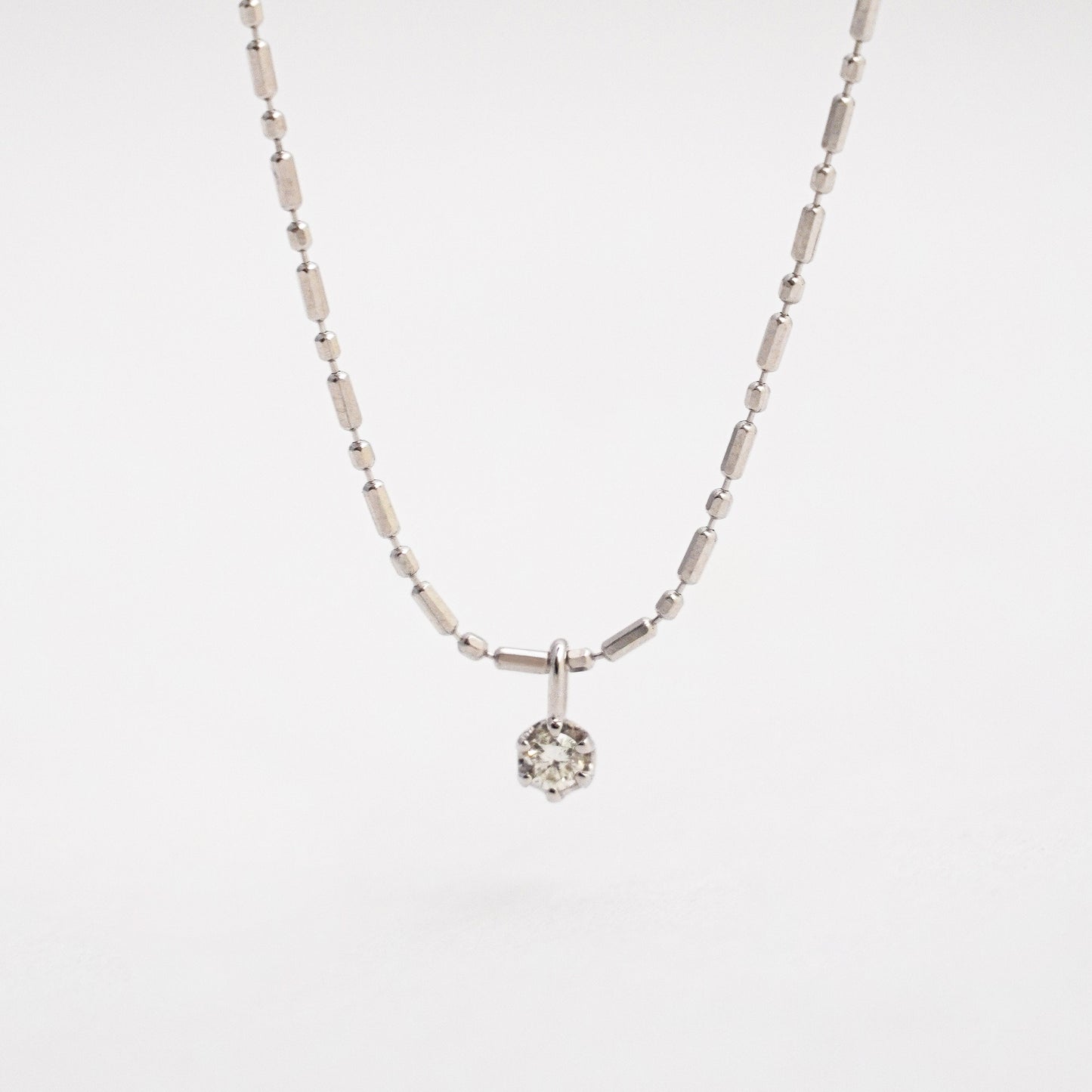 Cadena punto y coma con mini charm diamante natural 0.05 cts en Oro 18k blanco