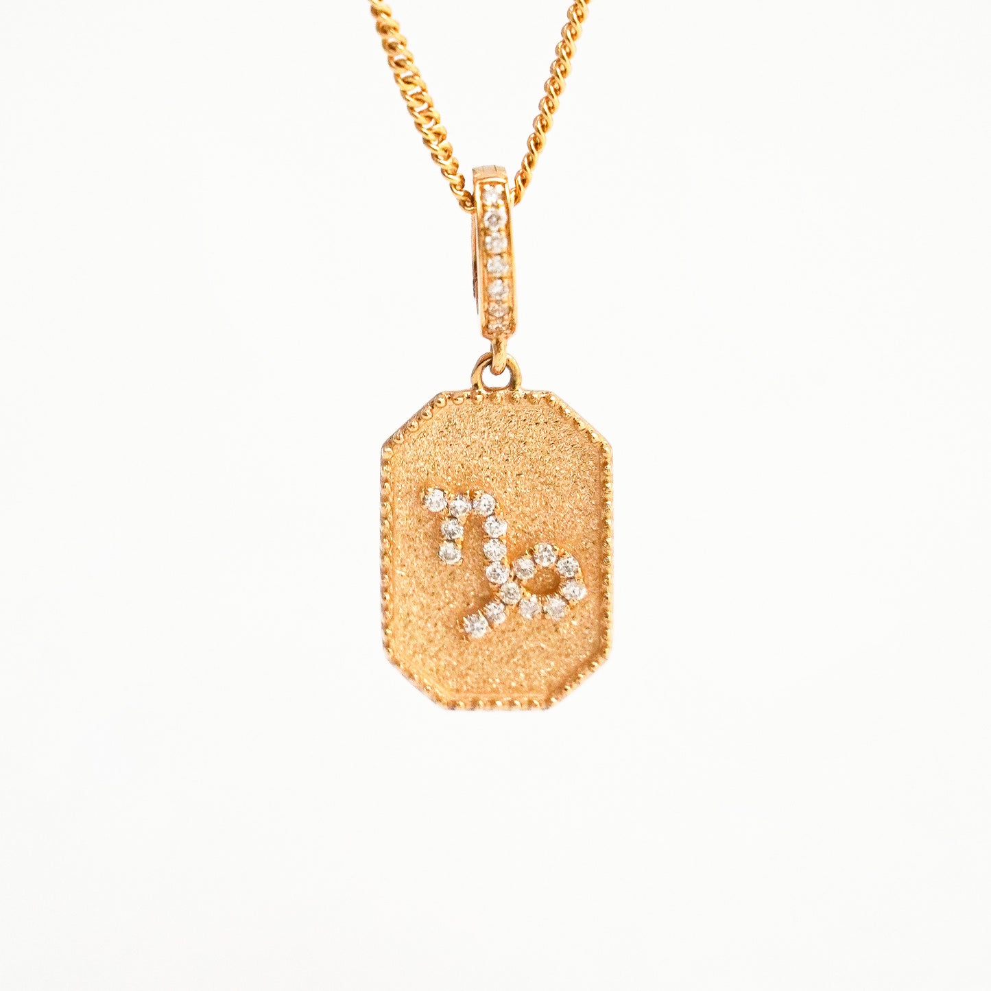 Dije Zodiacal Diamantes Capricornio Oro 18K