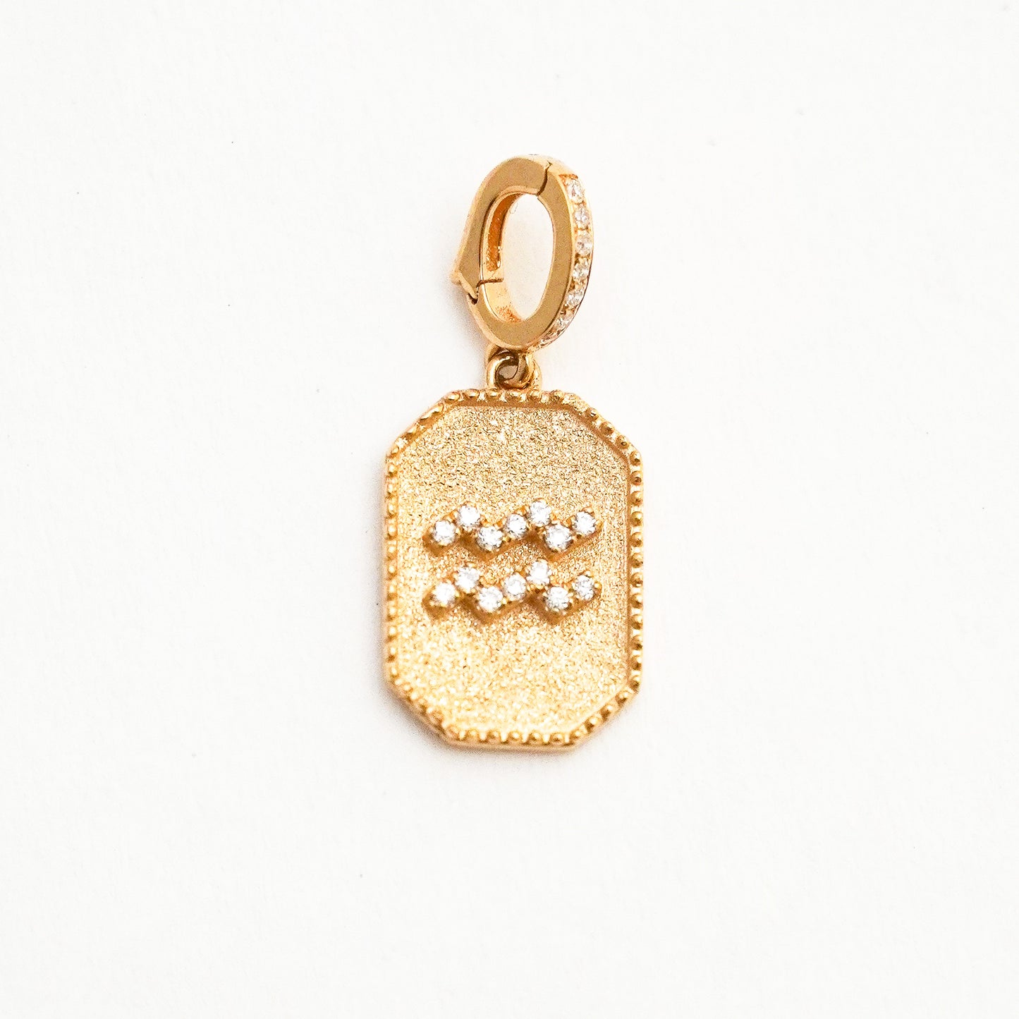 Dije Zodiacal Diamantes Acuario Oro 18K