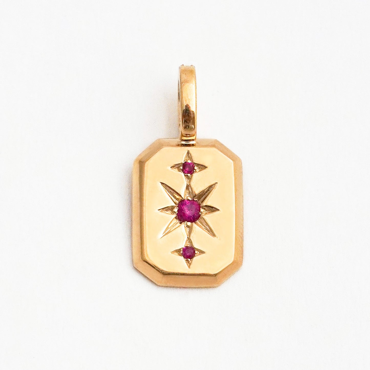 Dije Charm Polaris estrella con rubí natural en Oro 18k