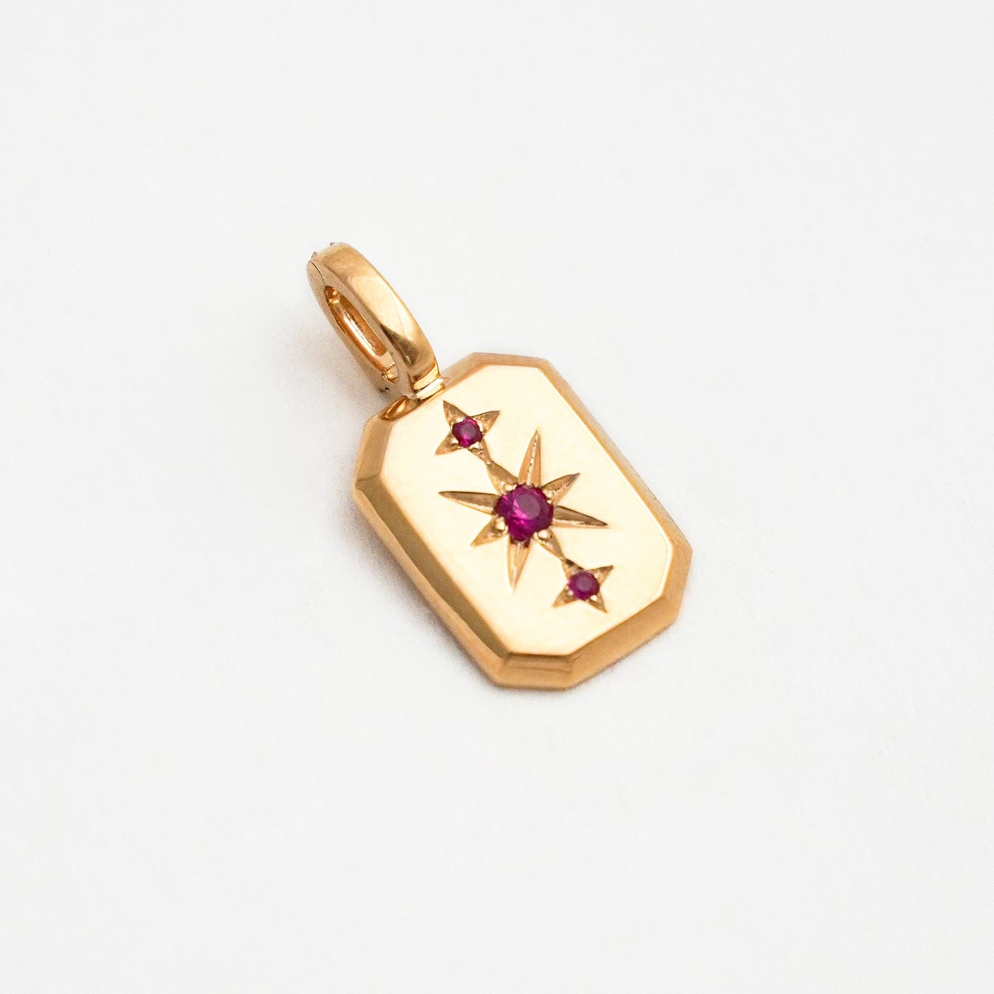 Dije Charm Polaris estrella con rubí natural en Oro 18k