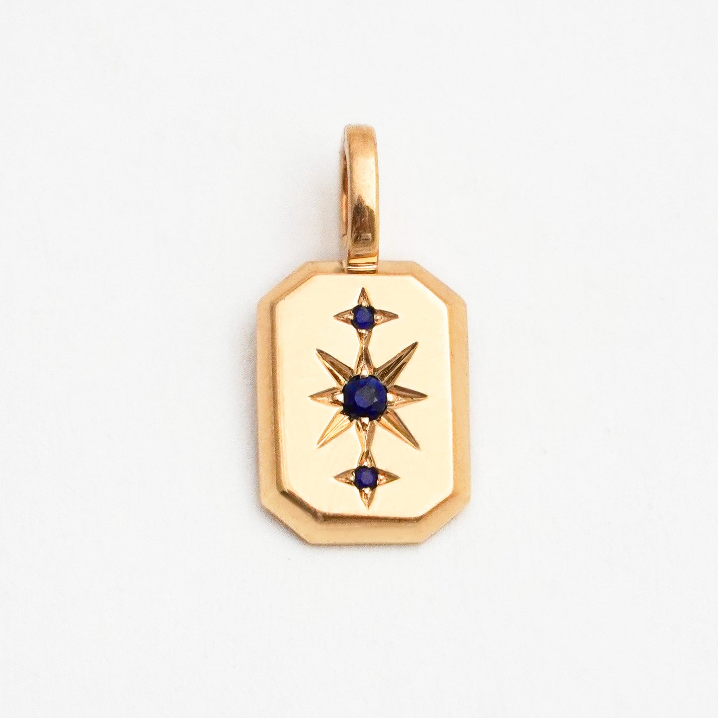 Dije Charm Polaris estrella con zafiro natural en Oro 18k