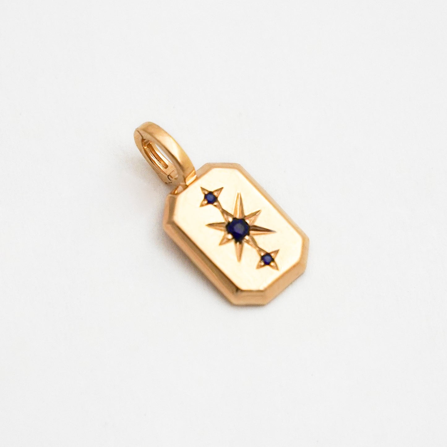 Dije Charm Polaris estrella con zafiro natural en Oro 18k